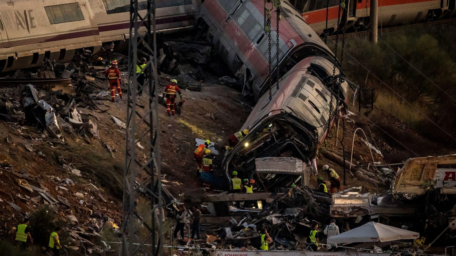 Efectivos de la UME trabajan en los vagones descarrilados en la zona del accidente ferroviario en Urda