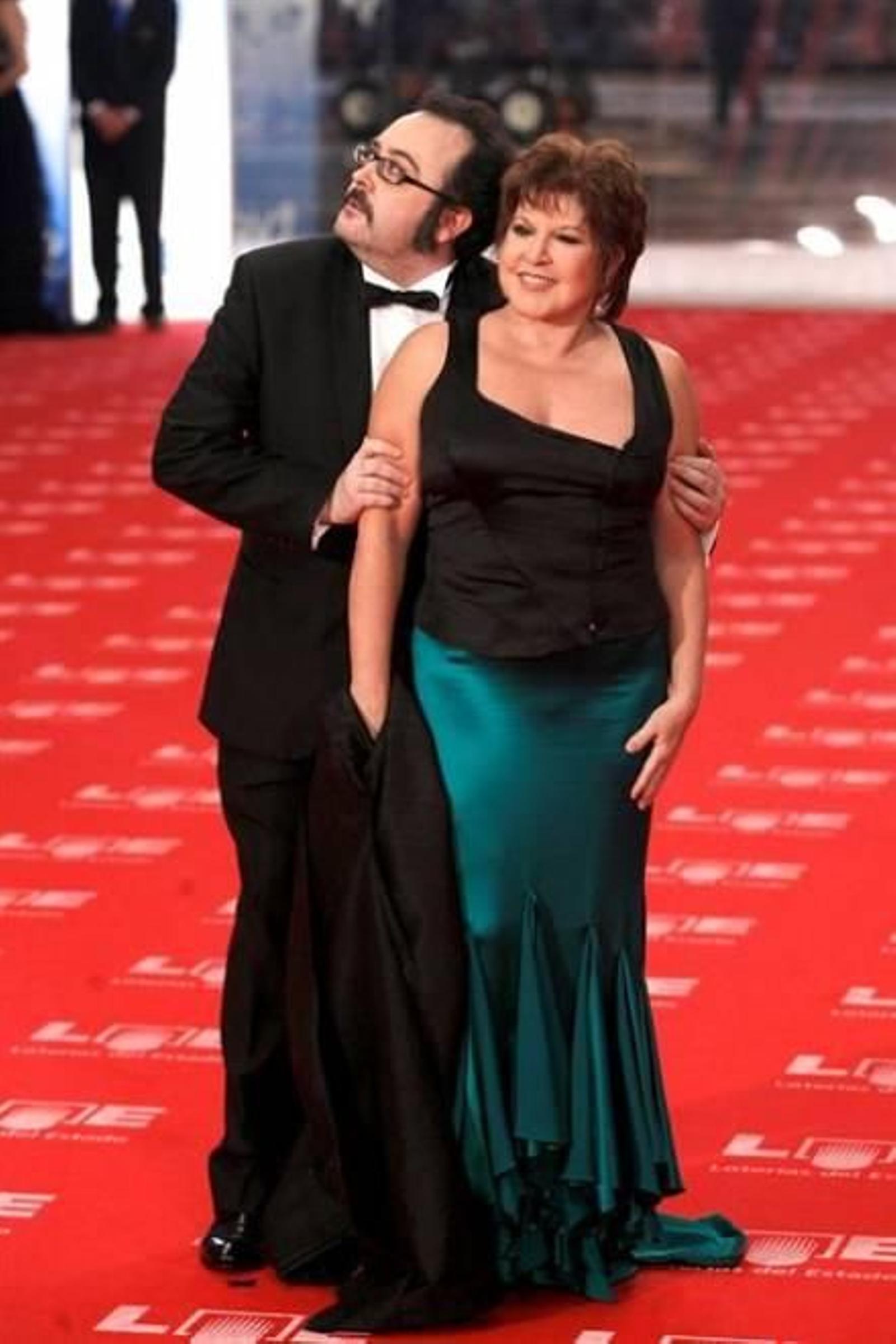 El actor Carlos Areces, acompañado por la actriz Loles León, a su llegada a la ceremonia de la 25 edición de los Premios Goya. Foto: EFE
