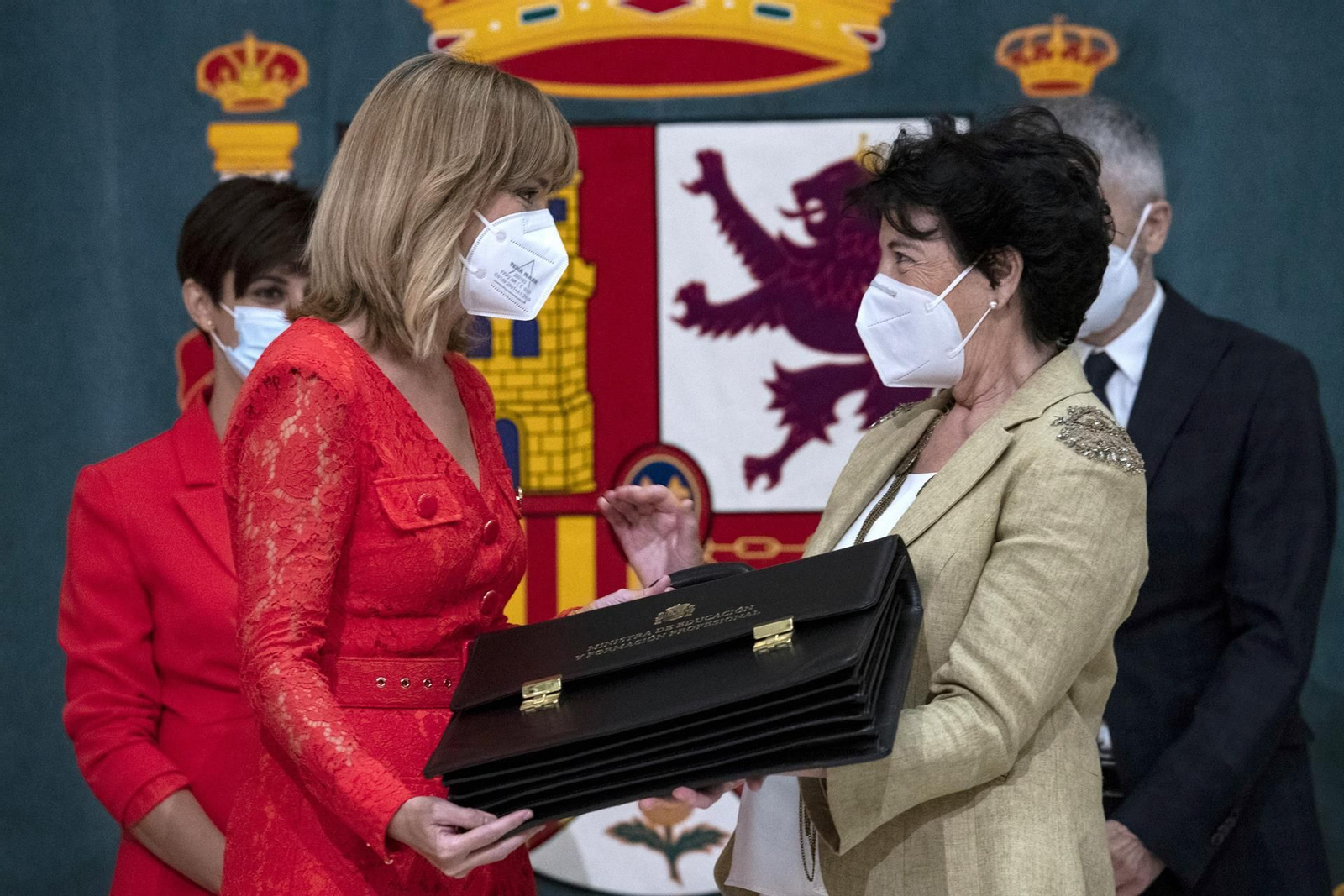 Pilar Alegría recibe la cartera de manos de Isabel Celaá.