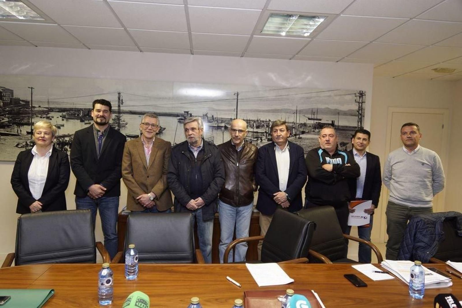 Representantes de ARVI, Acopevi, Transfrío y vendedores, ayer haciendo frente común.