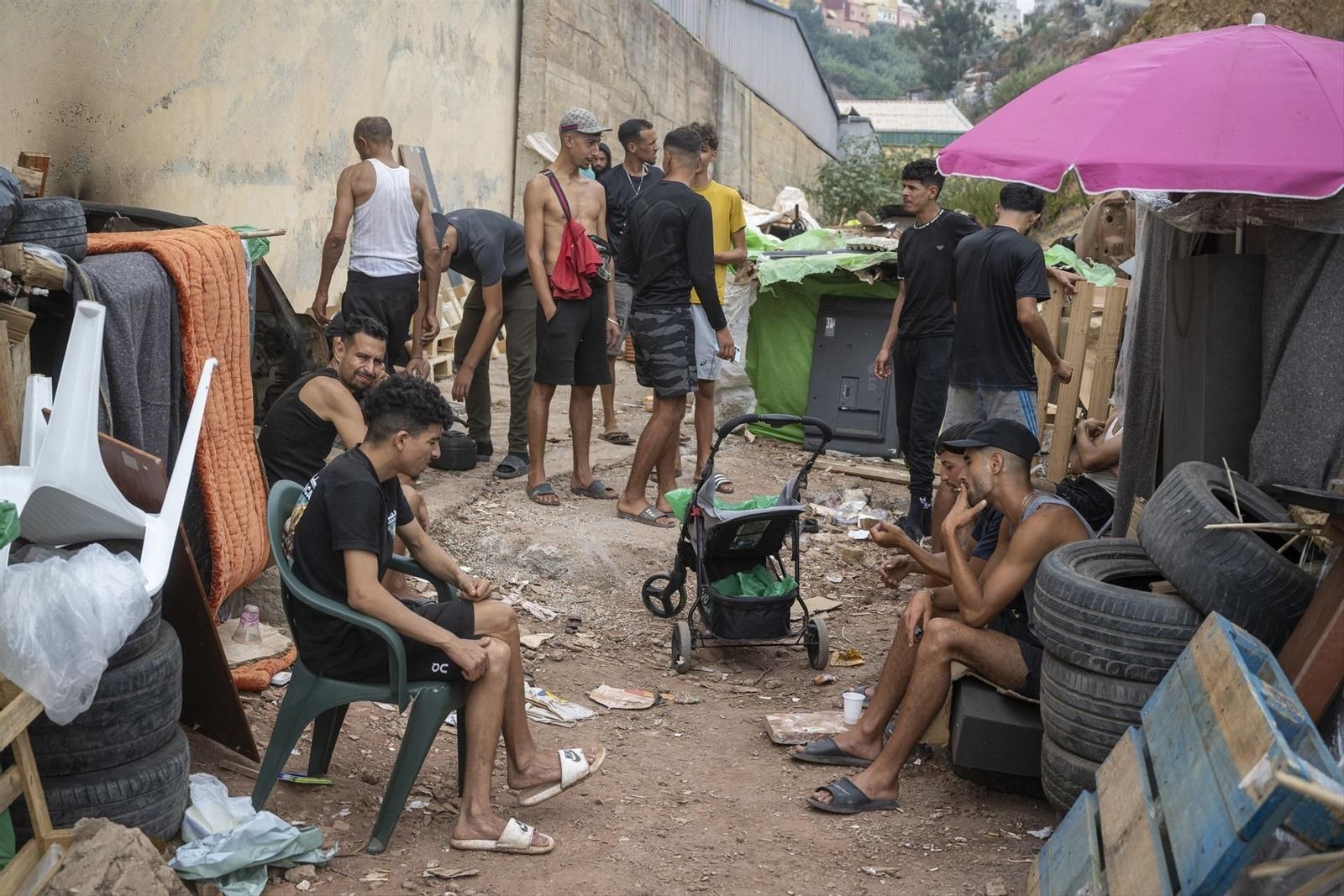 Varios migrantes en el polígono industrial de El Tarajal.