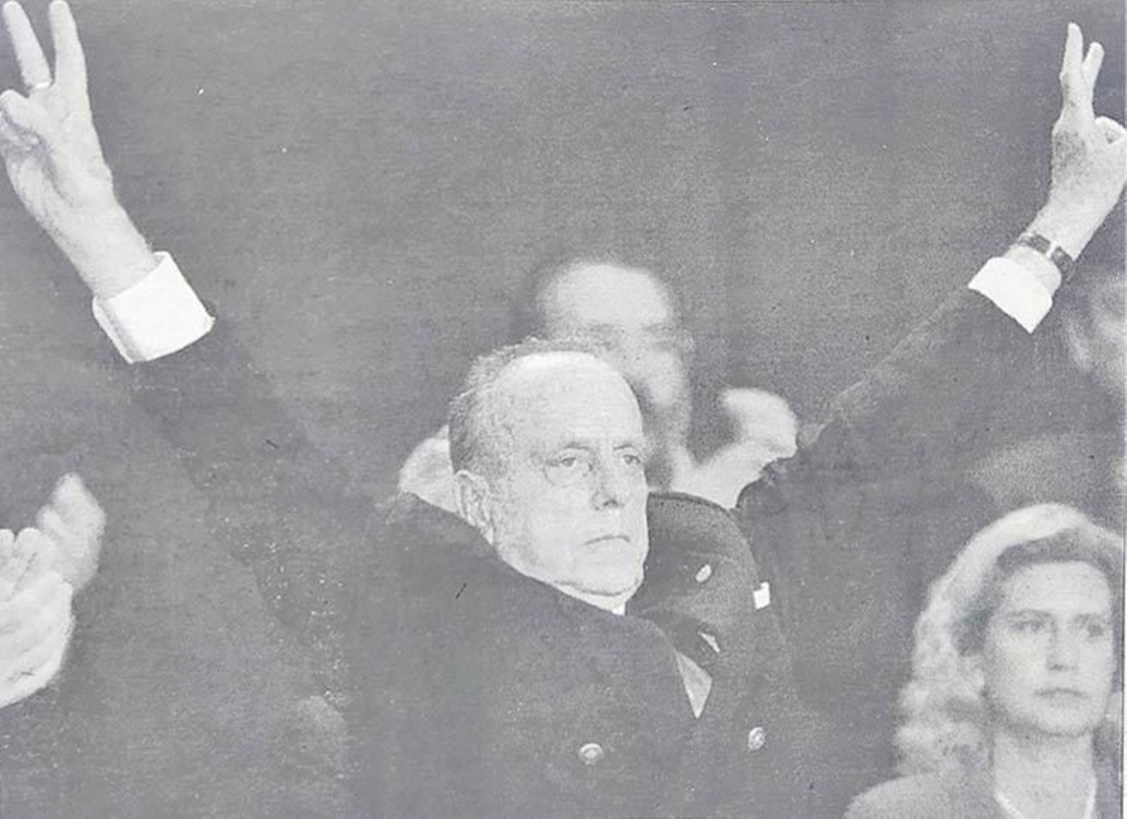 Fraga hace el signo de la victoria tras su elección por aclamación.