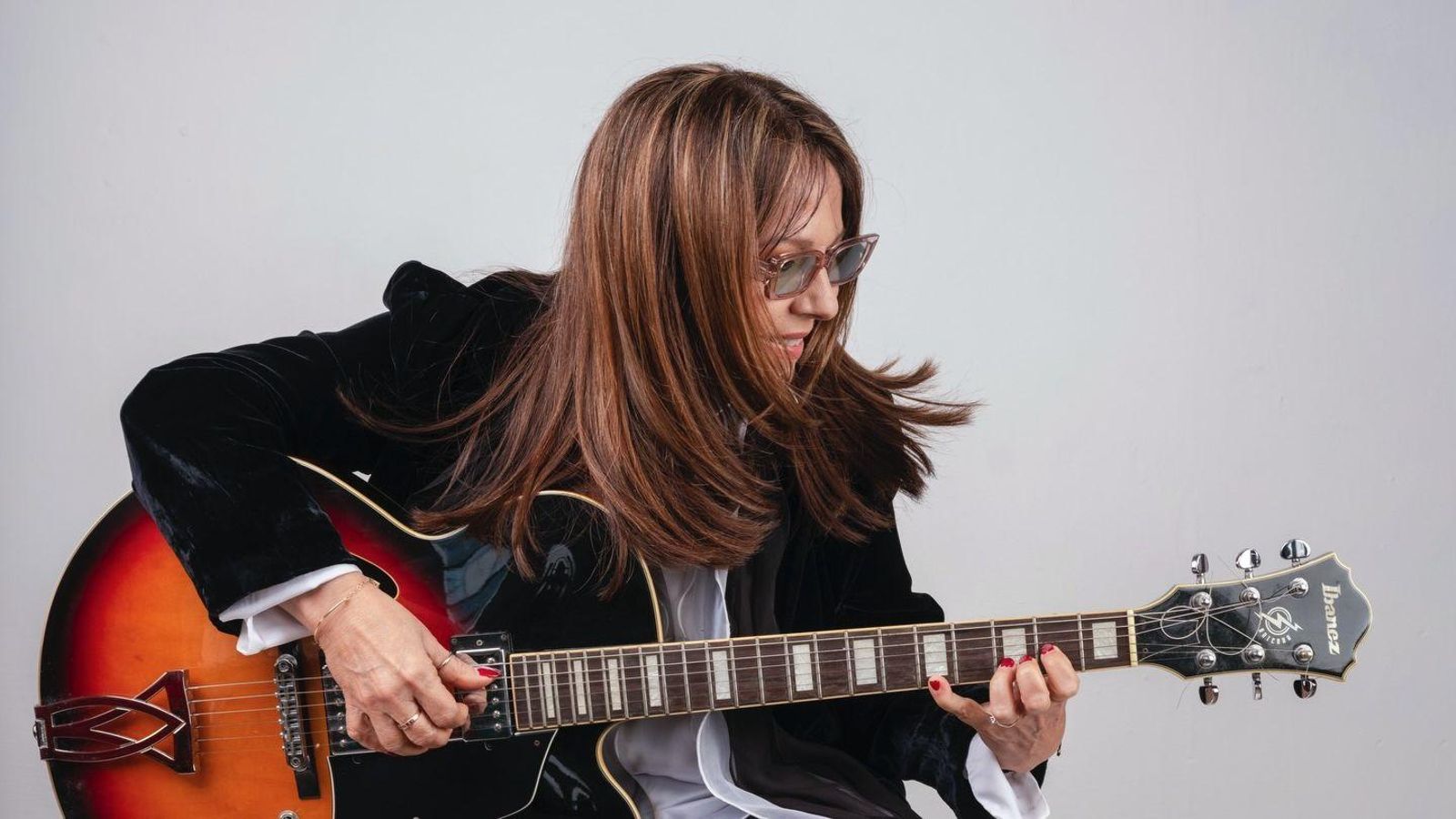 Liuba María Hevía tocando la guitarra