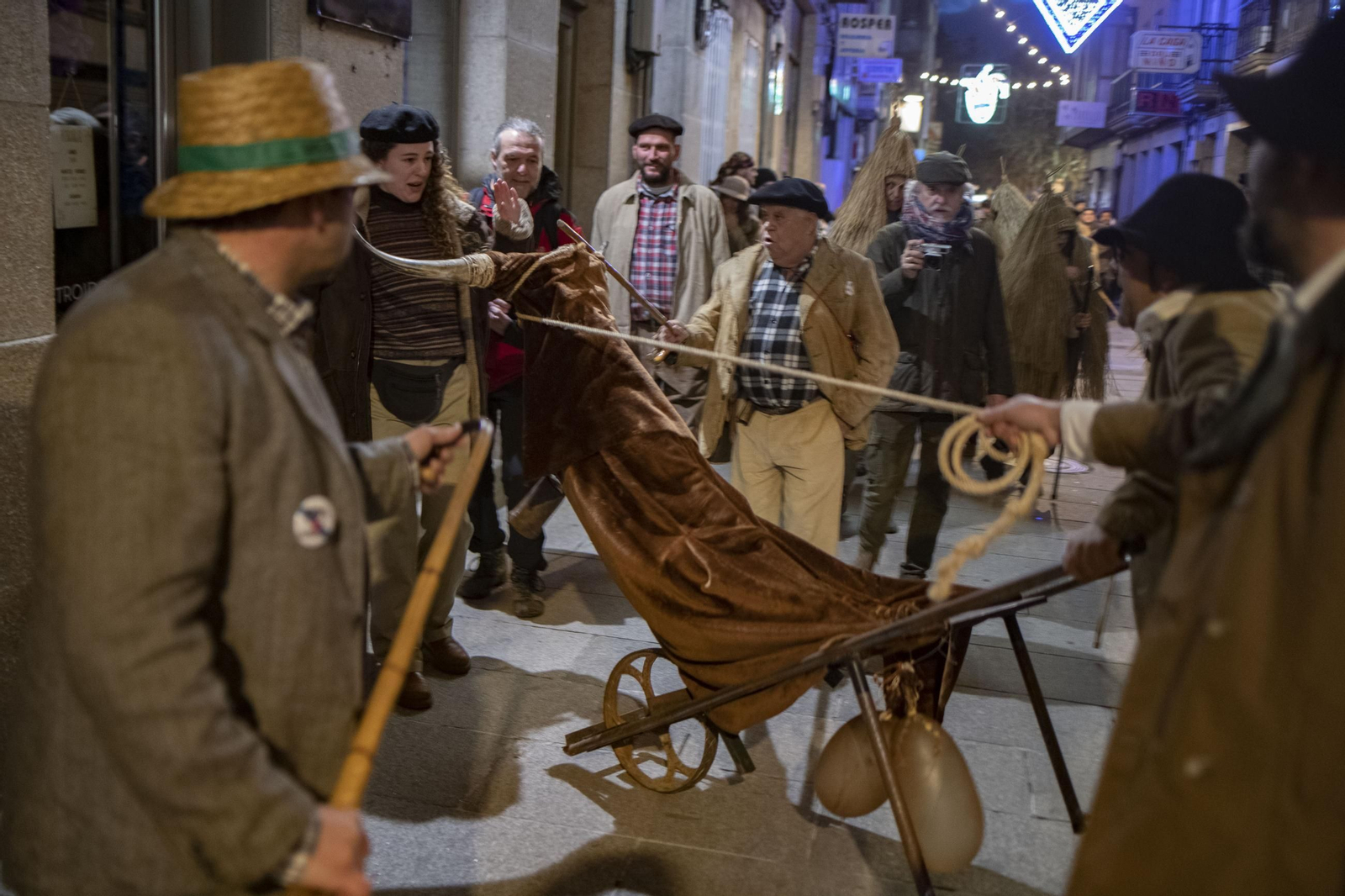 El Meco, figura central del Entroido, avanzó entre burlas y cánticos populares.