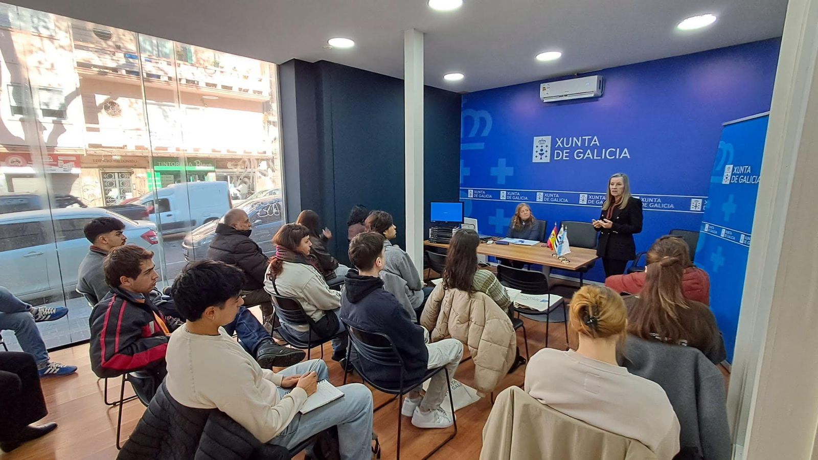 Un momento del encuentro entre la delegada de la Xunta y los jóvenes