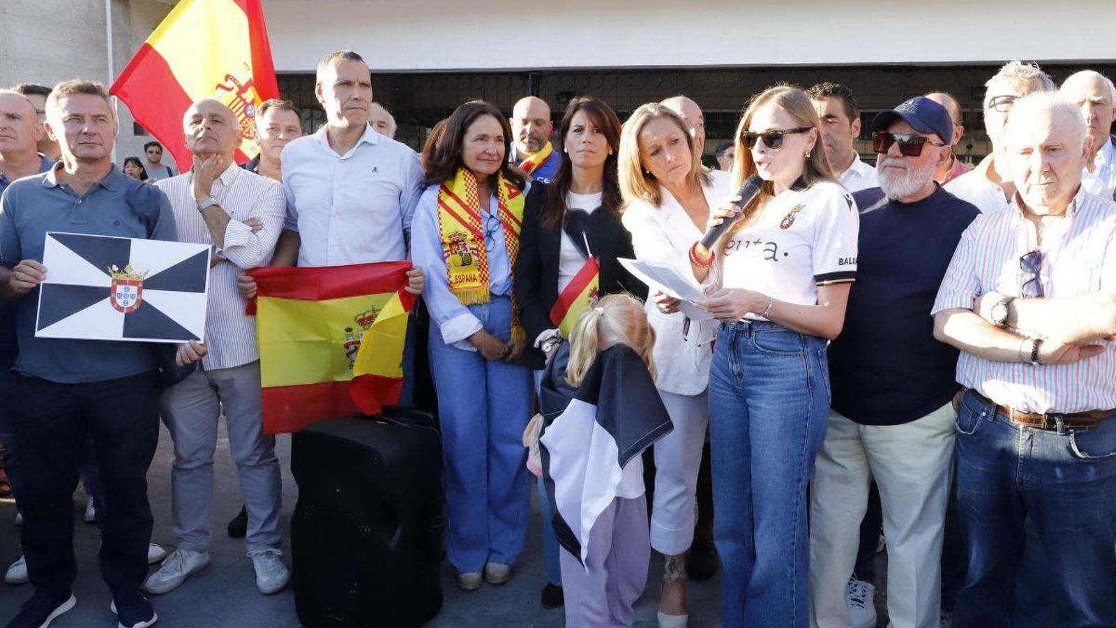 Las autoridades con la enfermera ceutí que leyó el manifiesto.