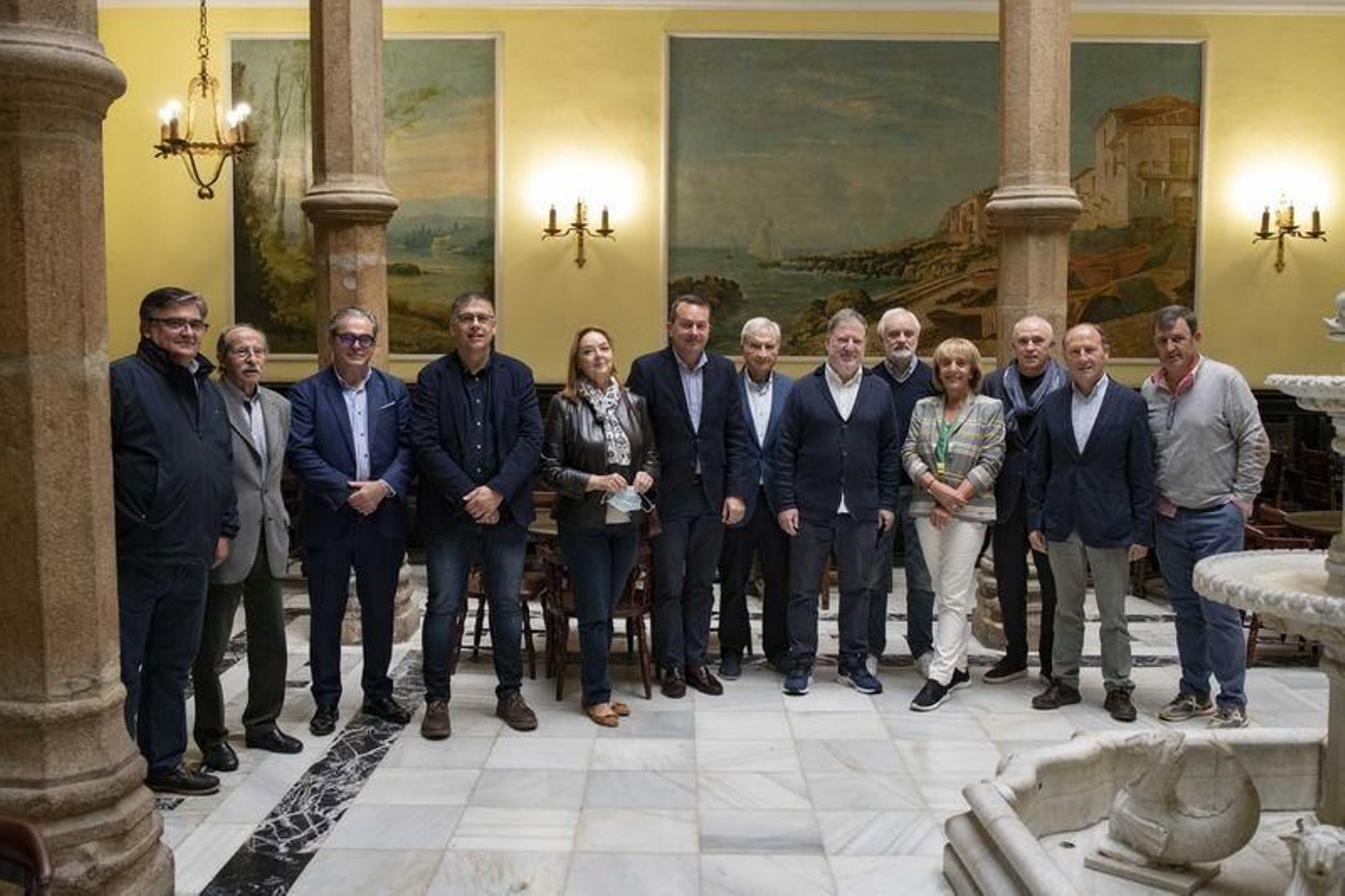Los integrantes del Comité Organizador de los actos del 50 Aniversario del Pabellón, en el Liceo (XESÚS FARIÑAS).
