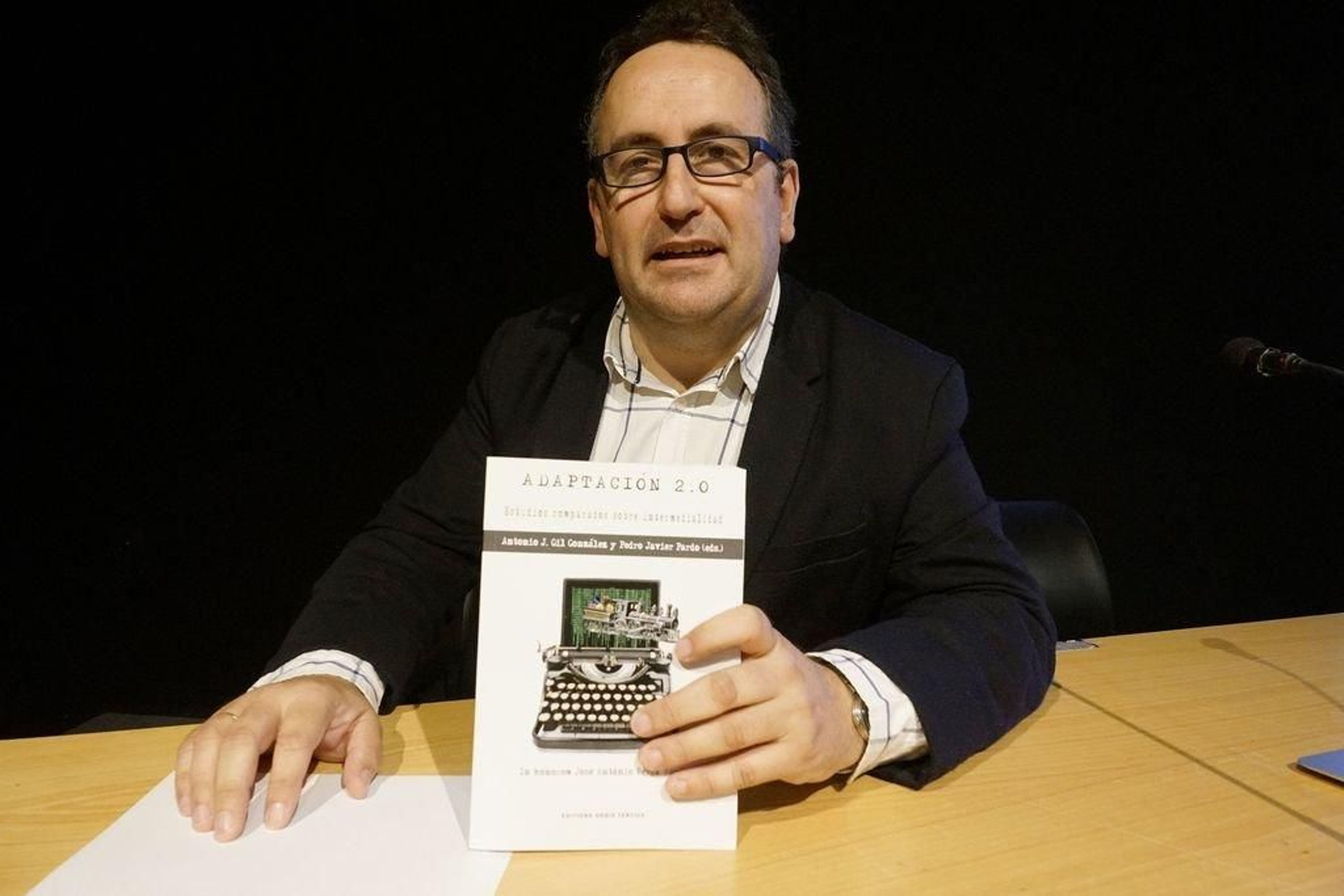 Antonio G. Gil y su libro.