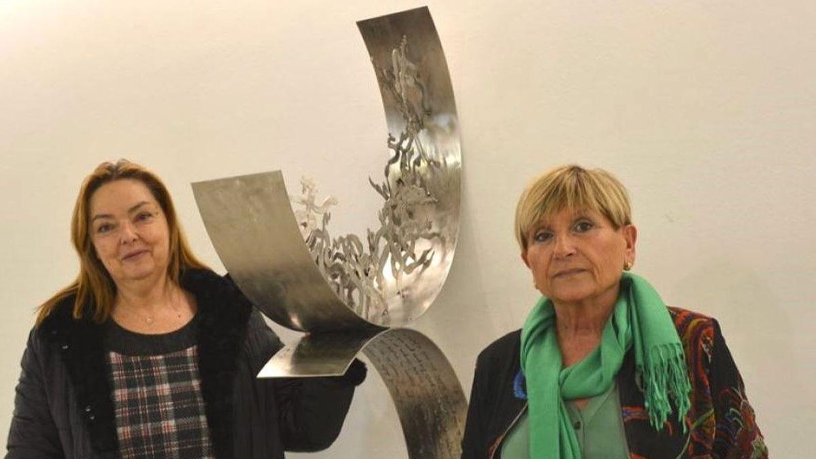 Esther de Blas, recibindo a obra de Soledad Penalta como vicerrectora en 2019.