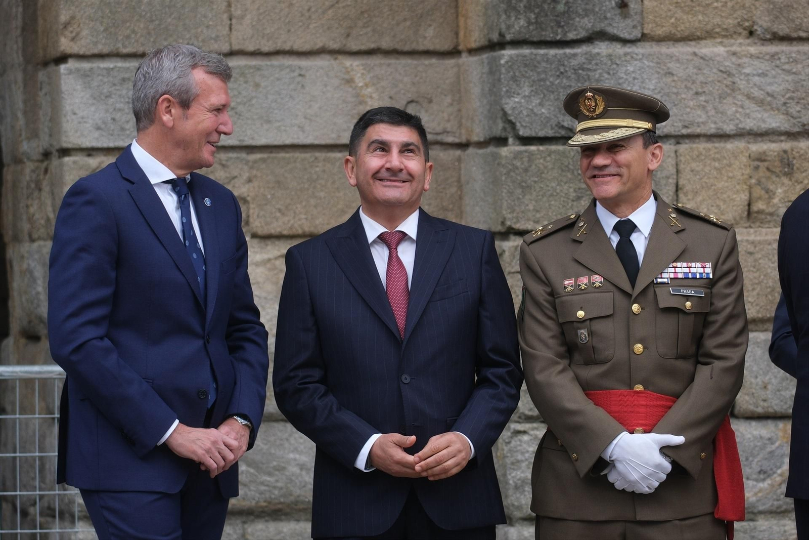 El presidente de la Xunta de Galicia y del PP de Galicia, Alfonso Rueda (i), el delegado del Gobierno en Galicia, Pedro Blanco Lobeiras (c.)