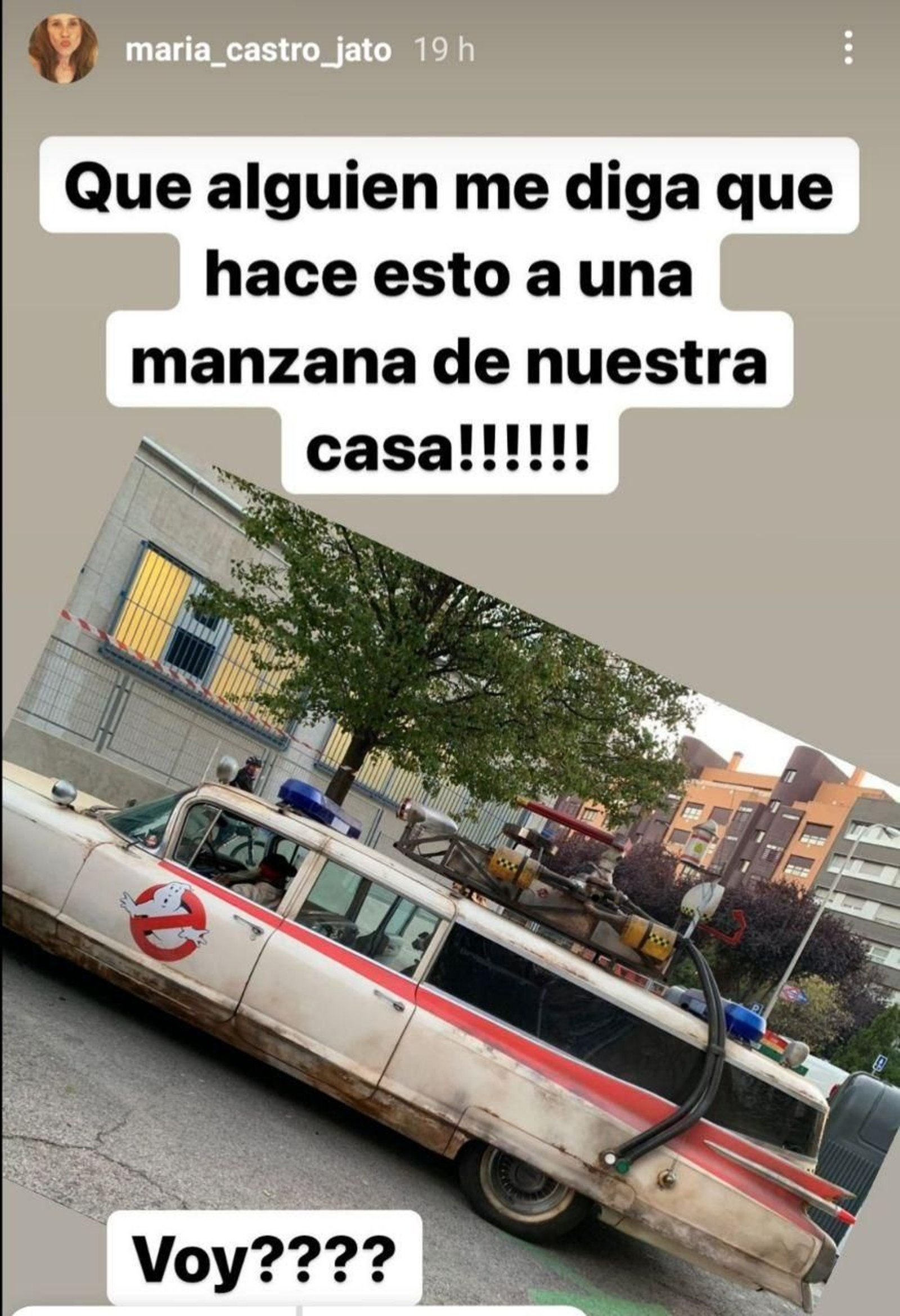 El coche de los cazafantasmas al lado de la casa de María Castro.