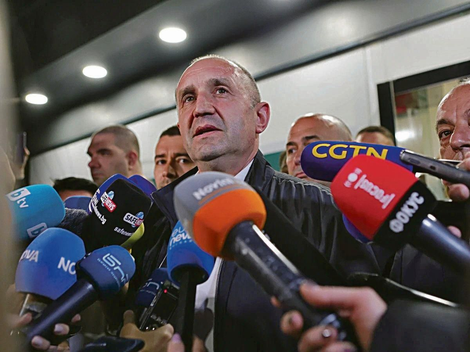 El primer ministro búlgaro, Rumen Radev, ofrece declaraciones a los periodistas.
