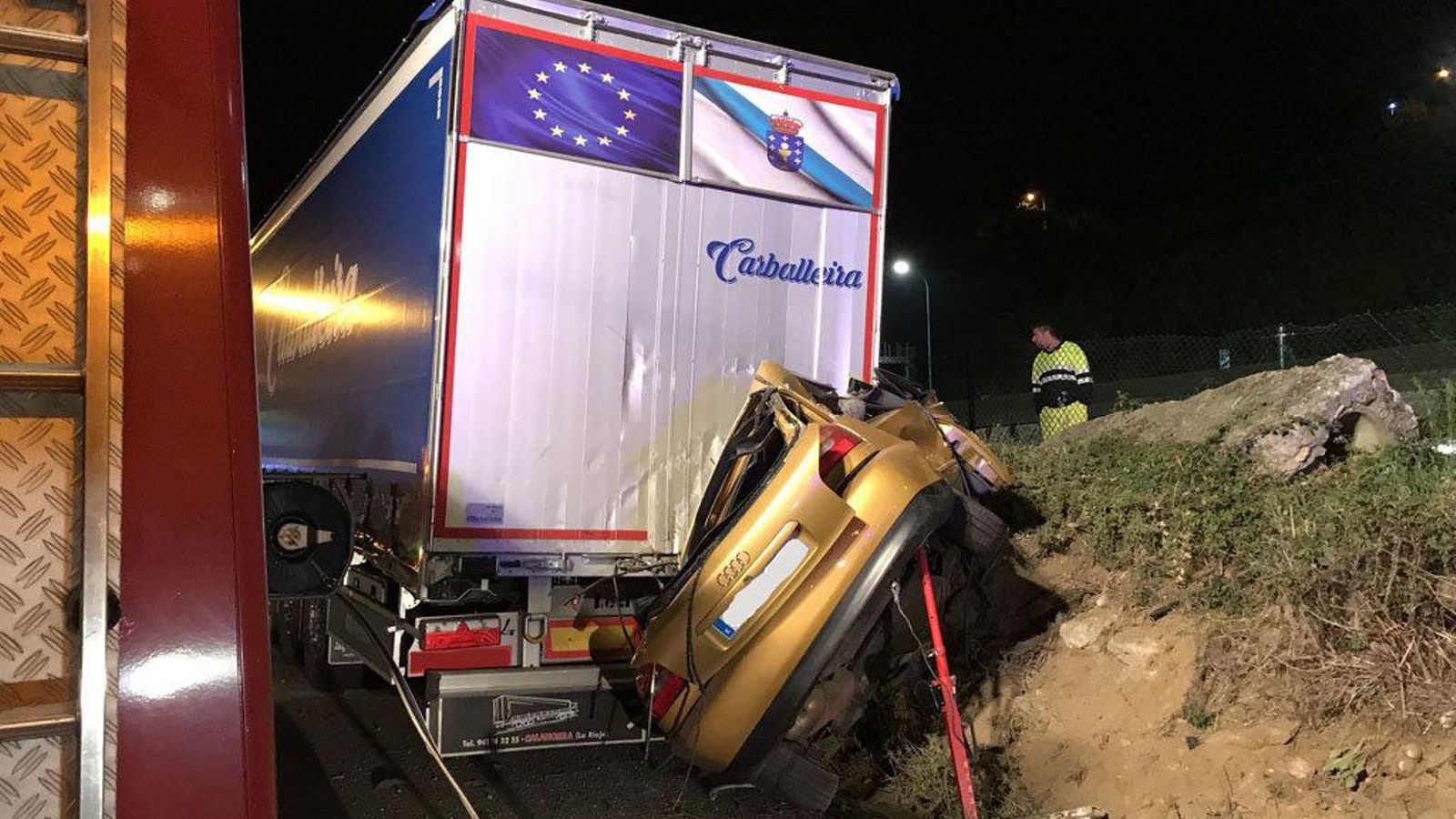 El vehículo y el camión tras el accidente // Alberte