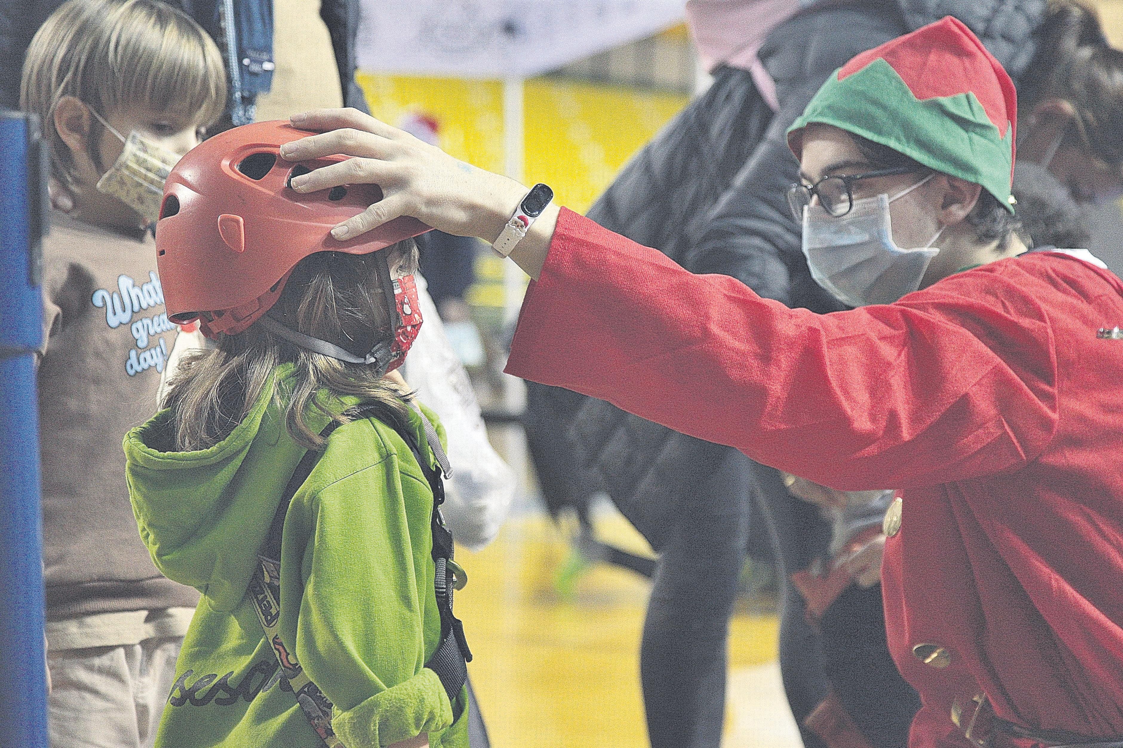El casco, elemento indispensable a la hora de ponerse a escalar, y si te lo pone un paje de Papá Noel… (Miguel Ángel)