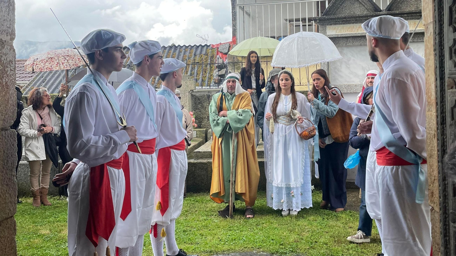Adán y Eva antes de la entrada en misa, con los danzantes haciéndoles pasillo.