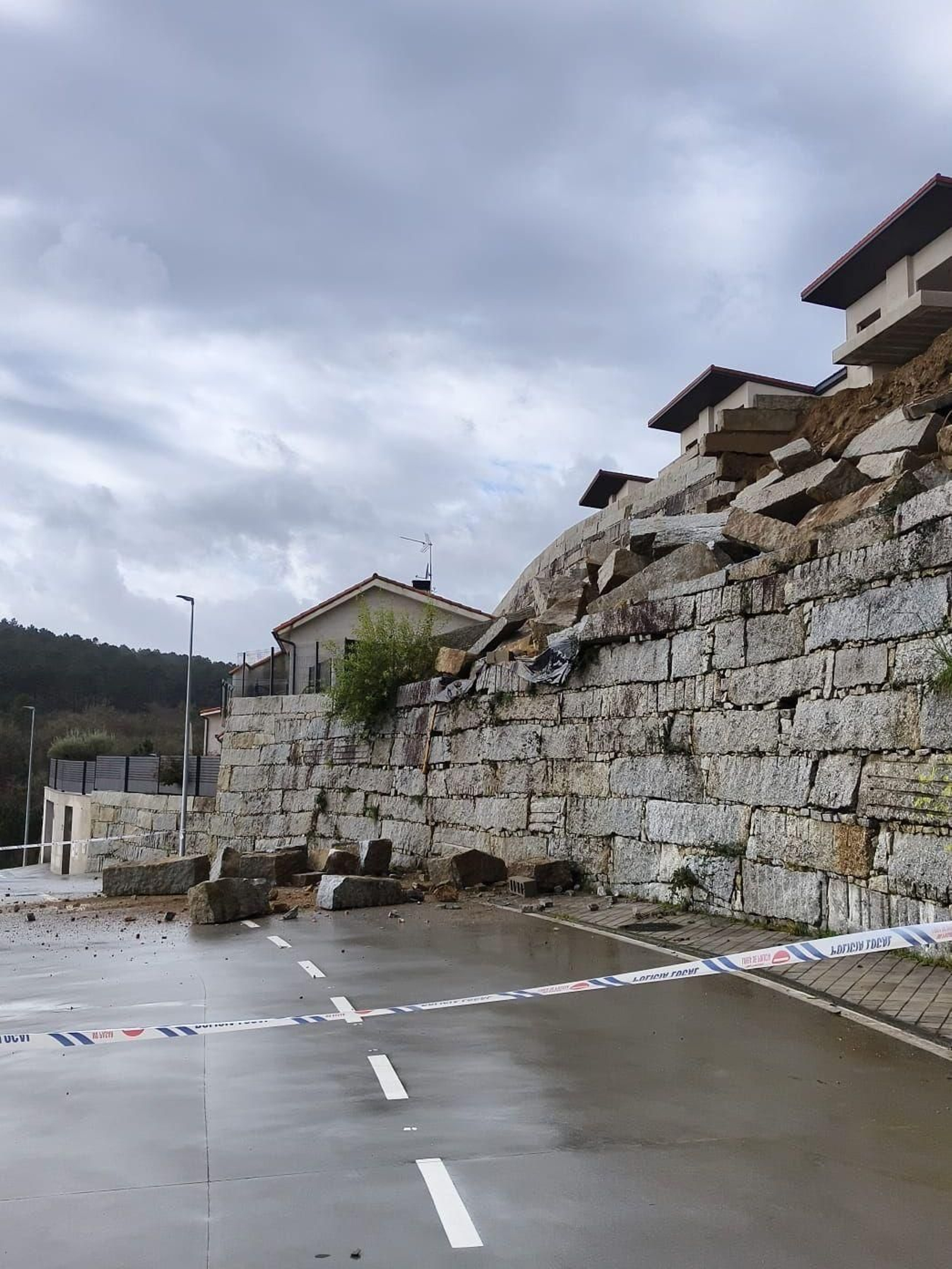 Imagen del muro de la urbanización A Moura en el momento del derrumbe.