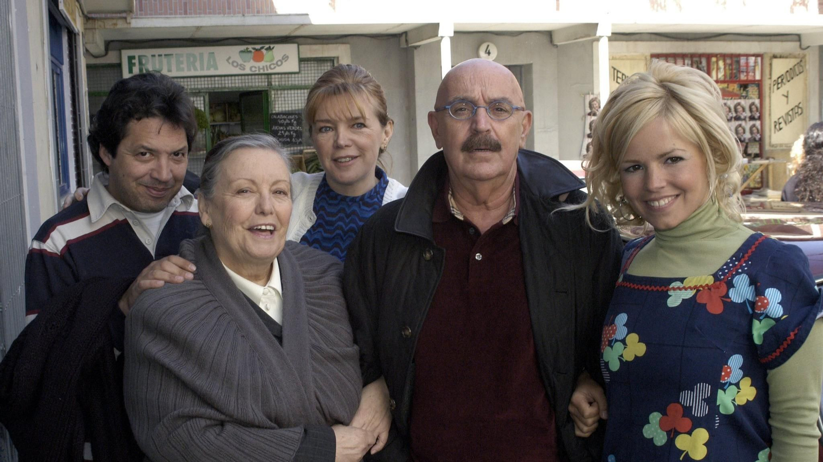 Eduardo Ladrón de Guevara, el segundo por la derecha, un día de grabación de 'Cuéntame'. // X (@cuentametve)