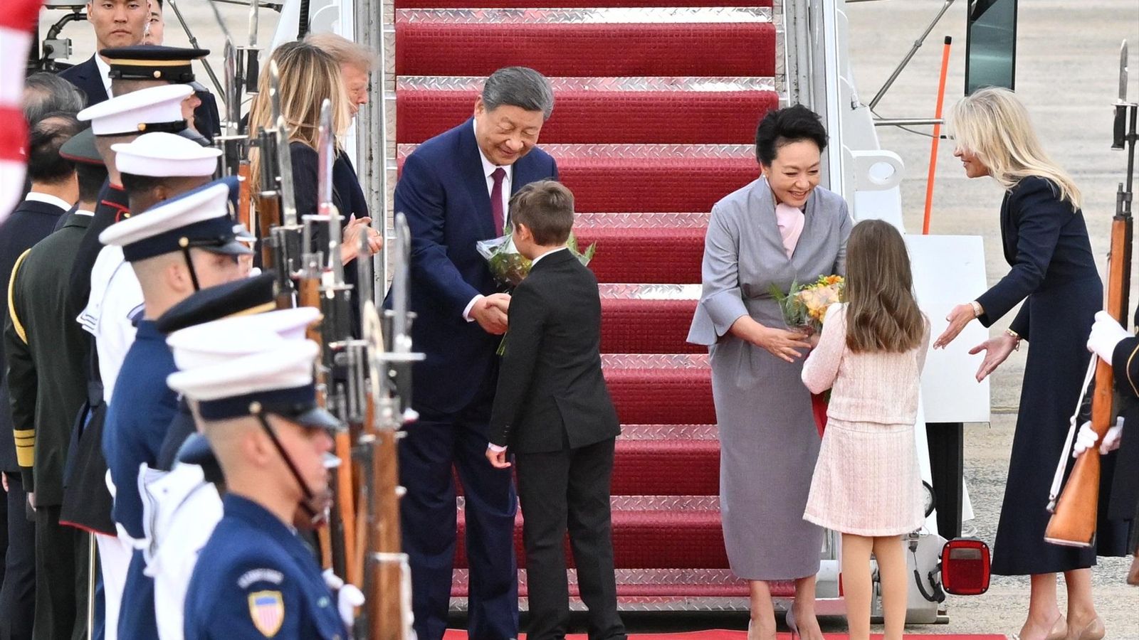 El presidente de China y su esposa, agasajados con flores a su llegada a Washington