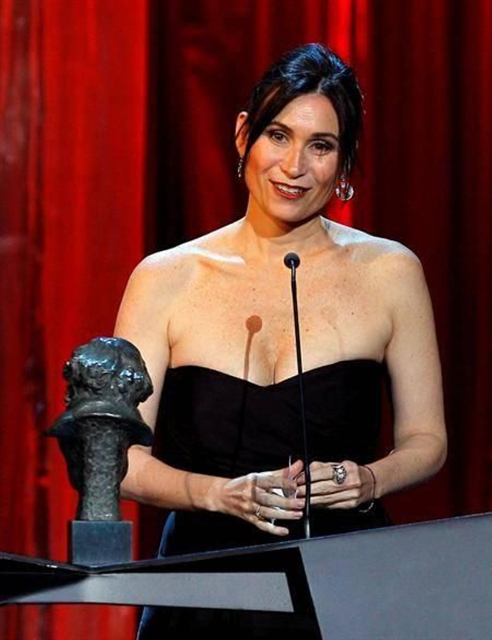 Tatiana Hernández posa tras recibir el premio Goya al mejor Diseño de Vestuario por su trabajo en 'Lope'. Foto: EFE