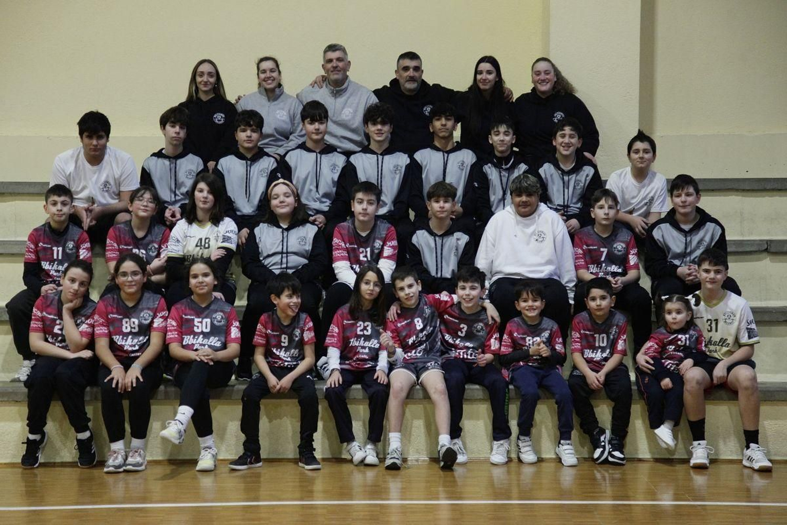 Integrantes de los equipos de cantera del Club Balonmán Milenio Ourense así como del cuerpo técnico y la directiva, la pasada semana en la grada de la pista de la Policía.