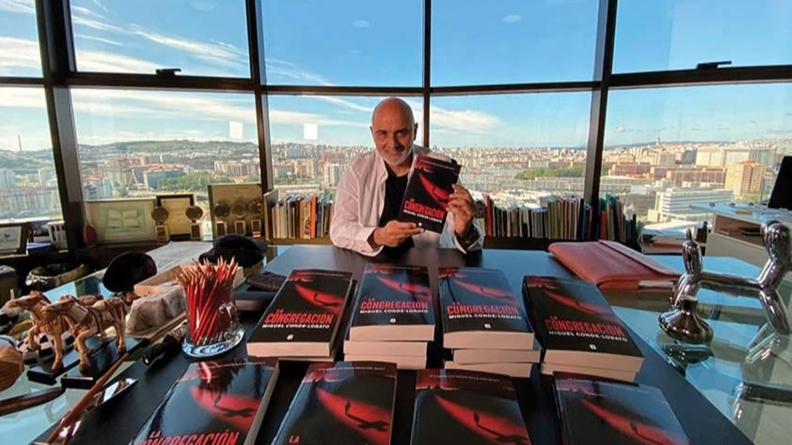 Miguel Conde-Lobato, con los ejemplares de “La congregación”.