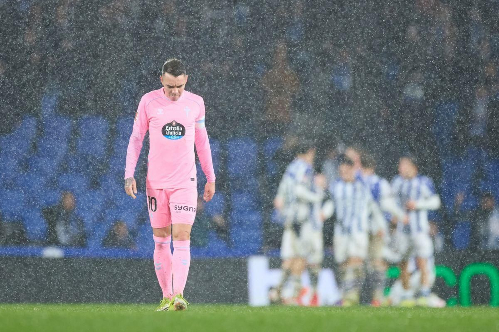 Iago Aspas, que salió en la segunda parte, cabizbajo mientras la Real celebra uno de sus goles.