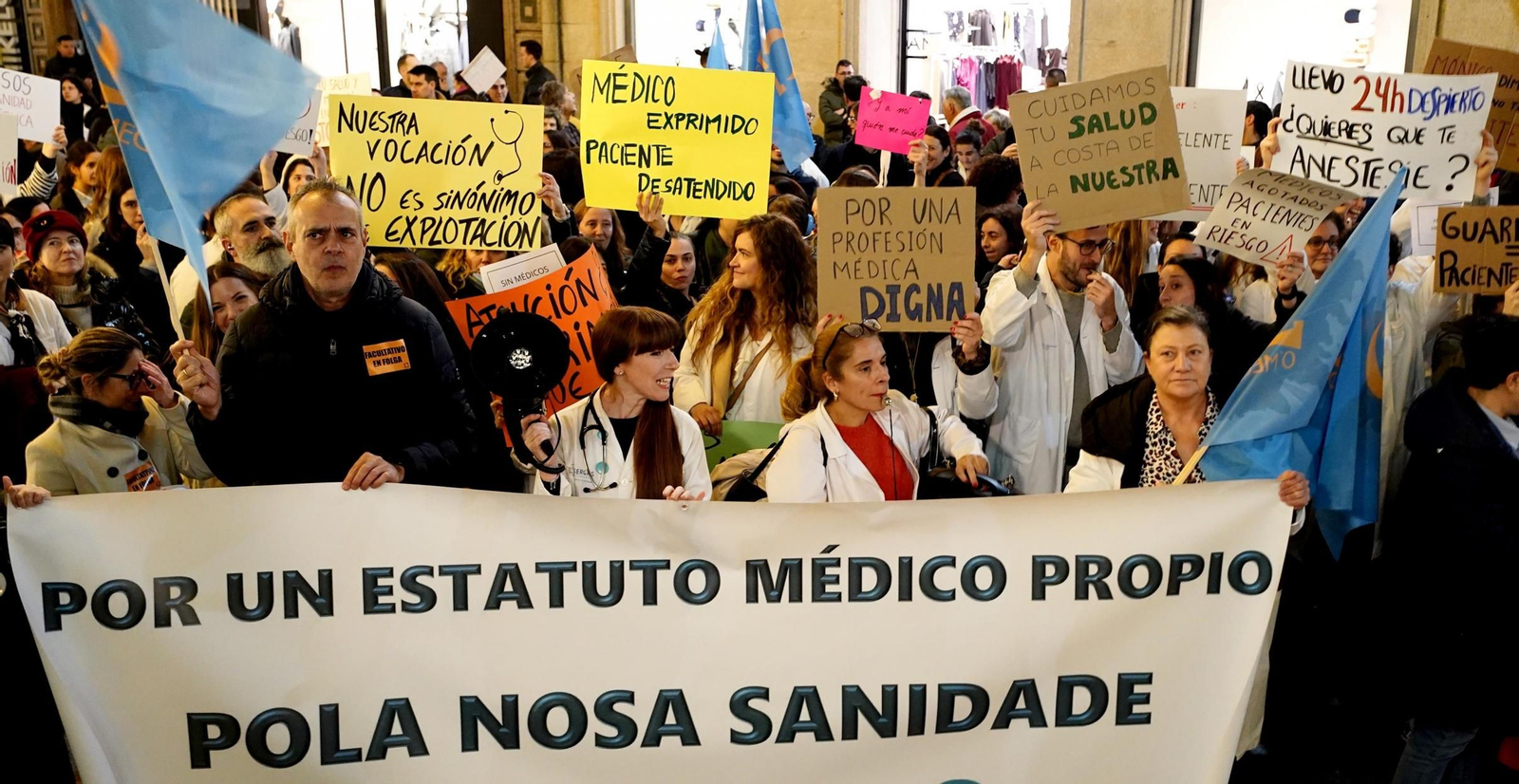 Los médicos se concentraron ante el Marco y fueron hasta la sede del Sergas en García Barbón.