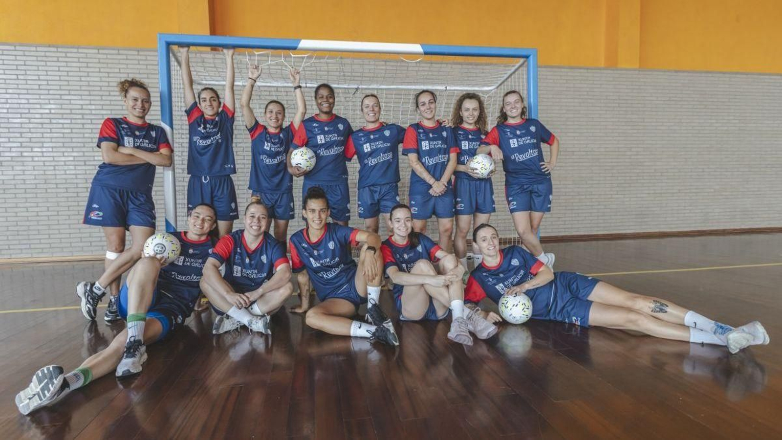 Las jugadoras del Estrela Futsal, antes de la sesión de entrenamiento del pasado martes en tierras verinenses.