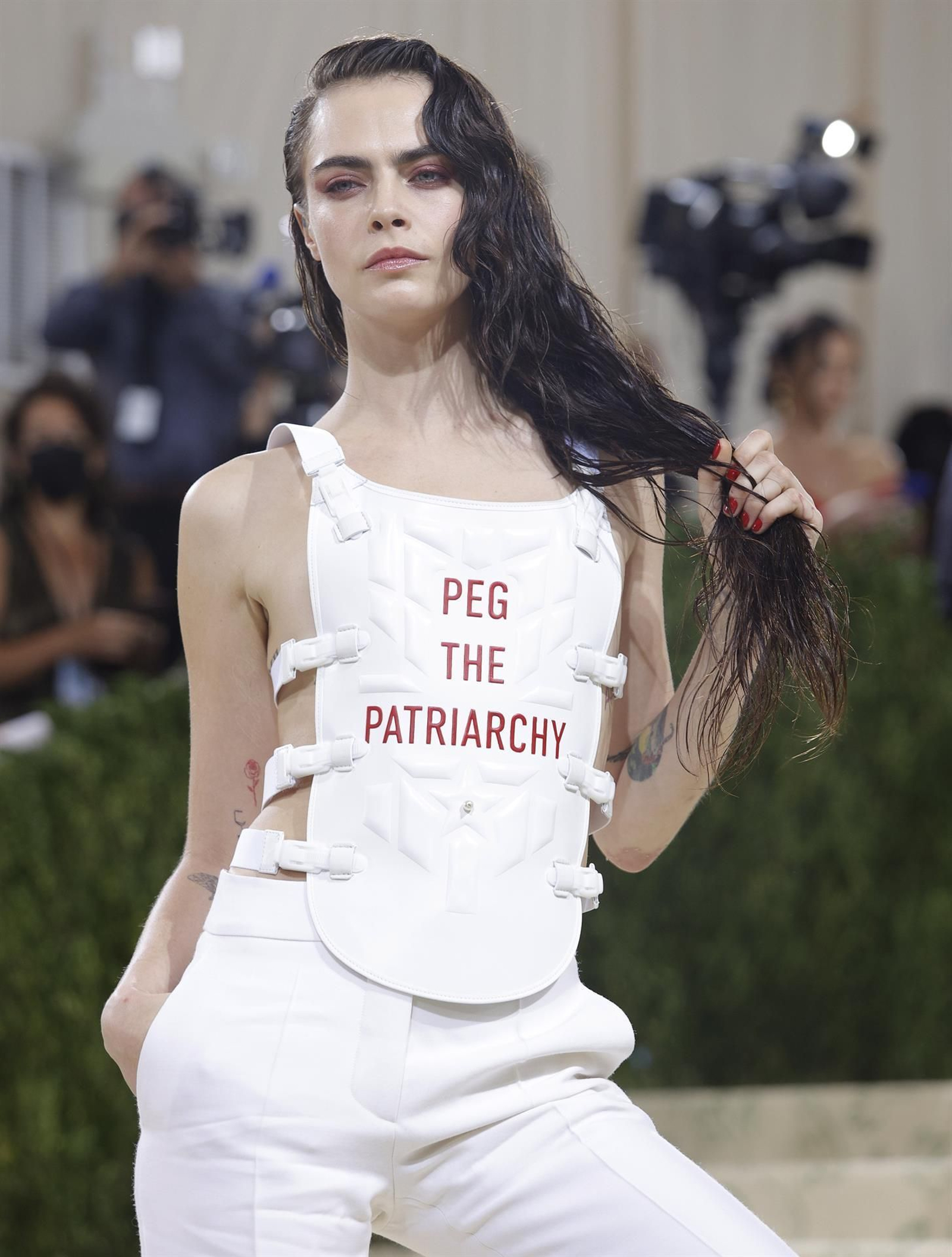 Cara Delevingne en la alfombra roja de la MET Gala 2021