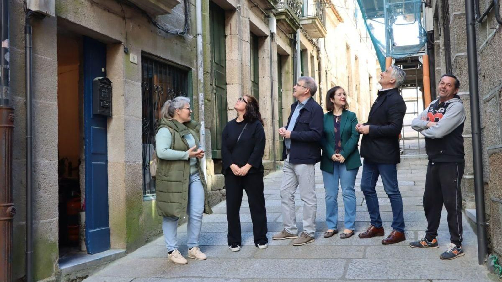 Los beneficiarios acompañados de las autoridades provinciales y locales en la visita.