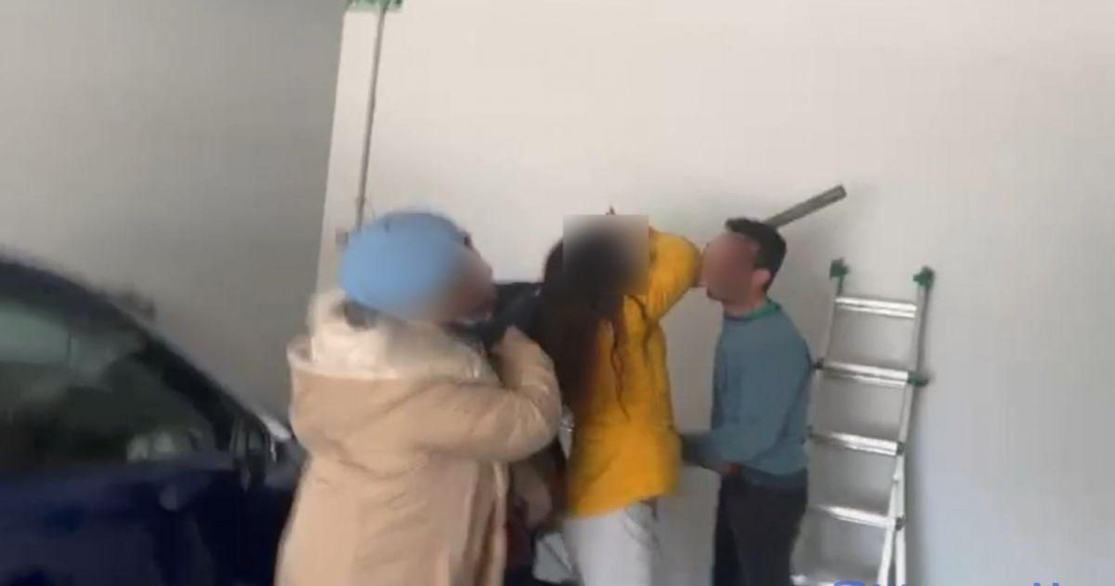 Su exyerno amenazando con una barra de hierro a su ex pareja y a la familia de esta.