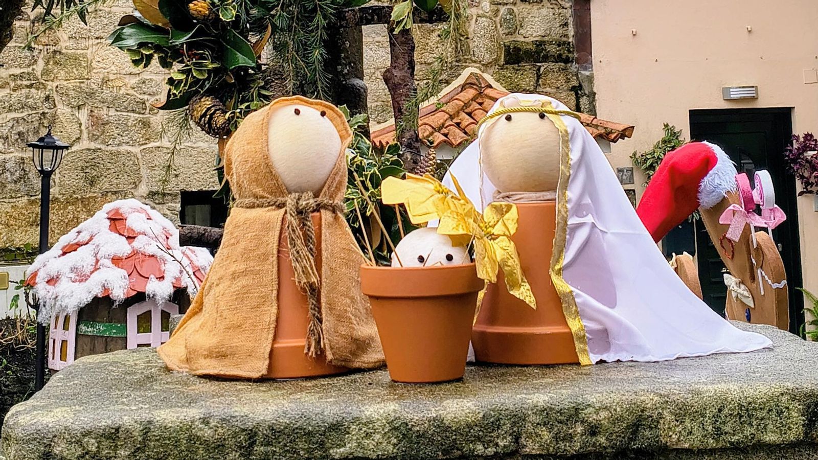 Un belén sobre una maceta en el cruceiro próximo a la iglesia