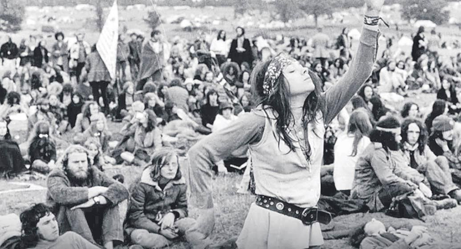 Cientos de asistentes a una de las primeras ediciones del festival de Glastunbury, en Reino Unido.