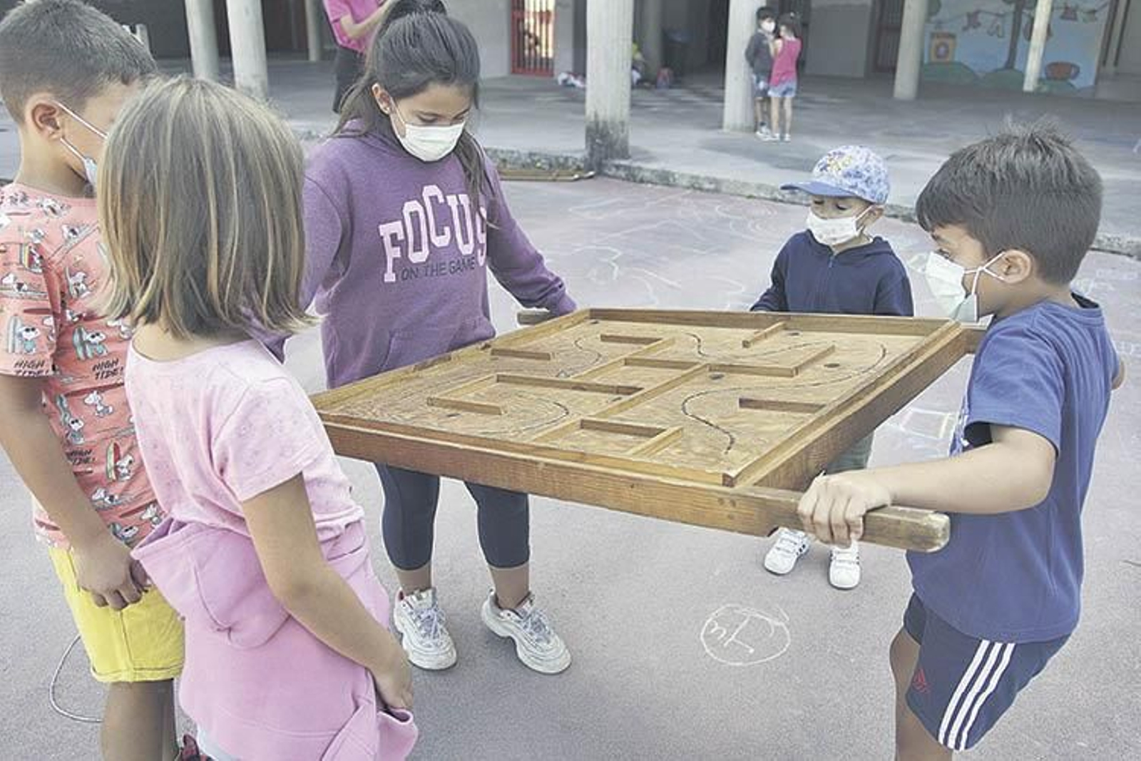 Niños de Pereiro de Aguiar, durante una actividad de juegos tradicionales en el Aula Concilia del CEIP Ben-Cho-Sey (MIGUEL ÁNGEL).