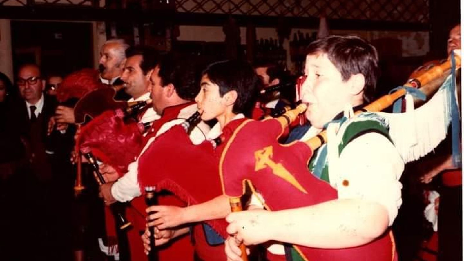 Daniel Pazos con la gaita Poseiro traída desde Galicia para él por su abuelo