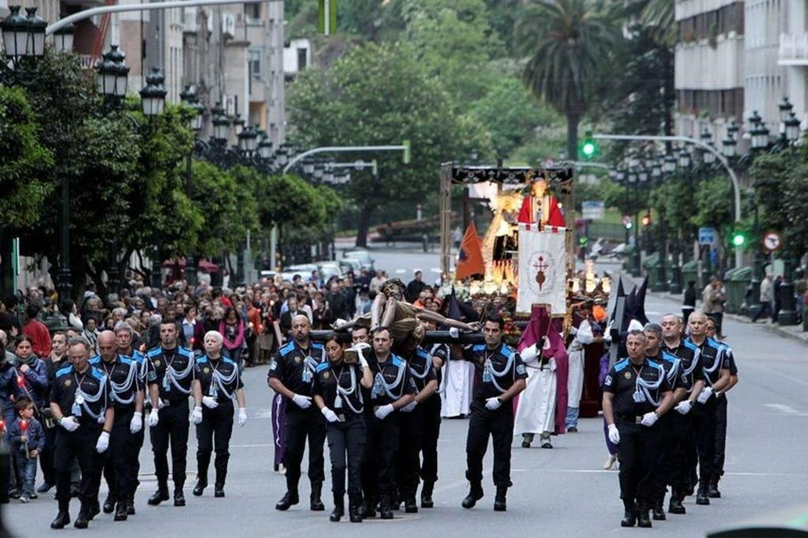 La Policía Local siempre participa activamente portando una talla en La Soledad. Este año también lo hará.