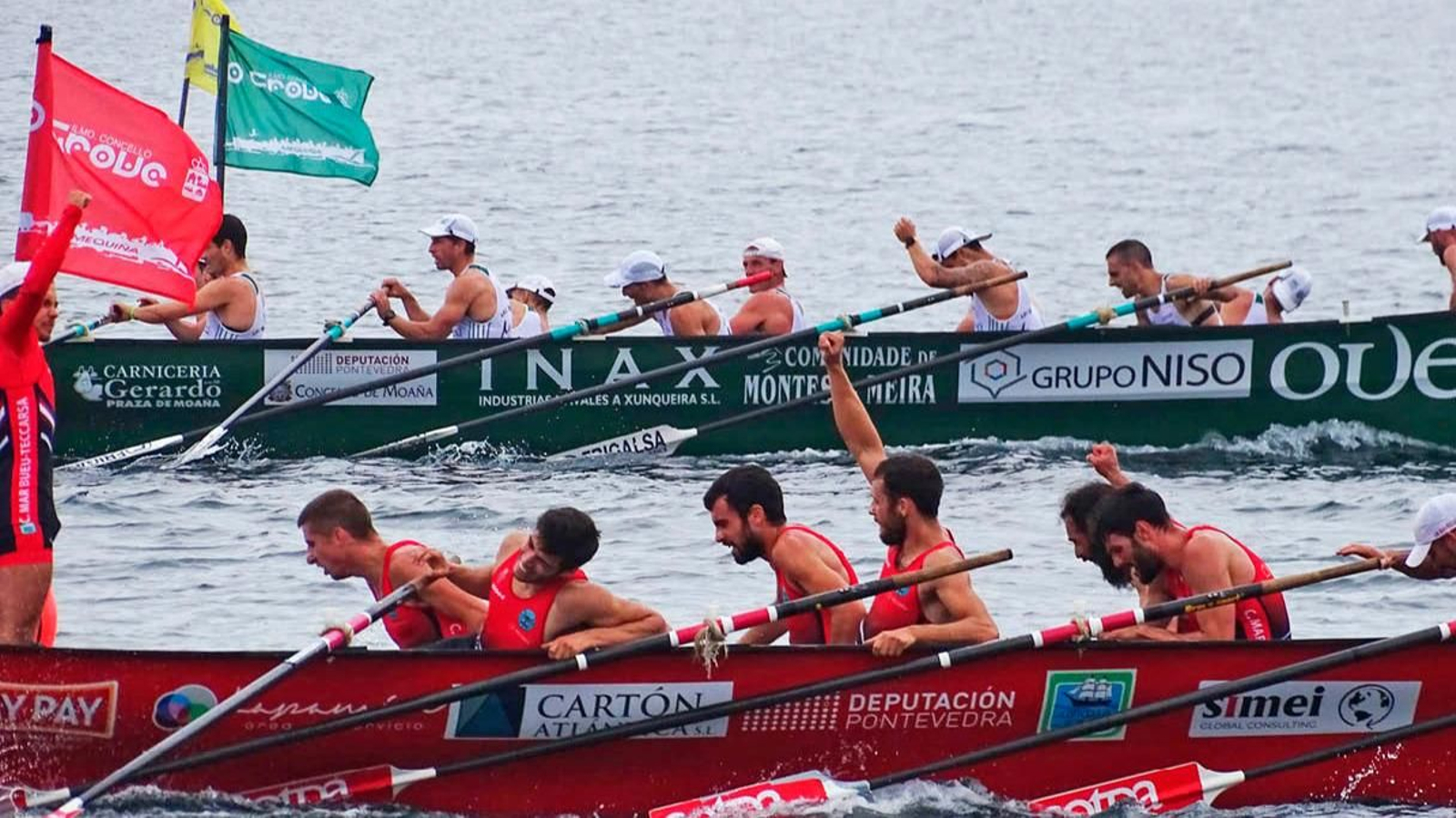 Momento da chegada con Bueu lixeiramente por diante de Samertolameu na regata disputada no Grove. 

REMEIRANDO