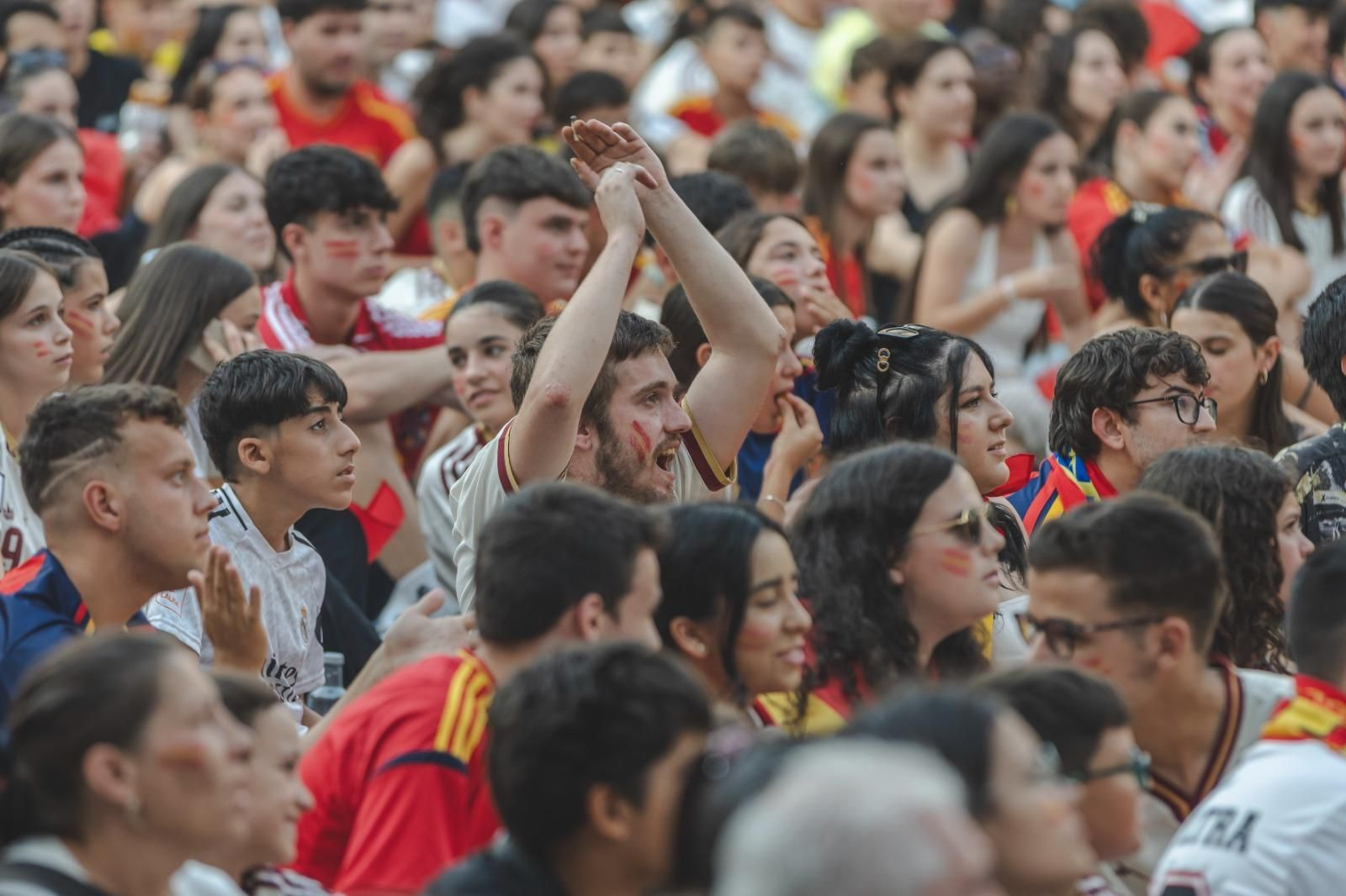 Galería | Camisetas, banderas y las calles de Ourense llenas de emoción por ver a España jugar los cuartos de final, en fotos