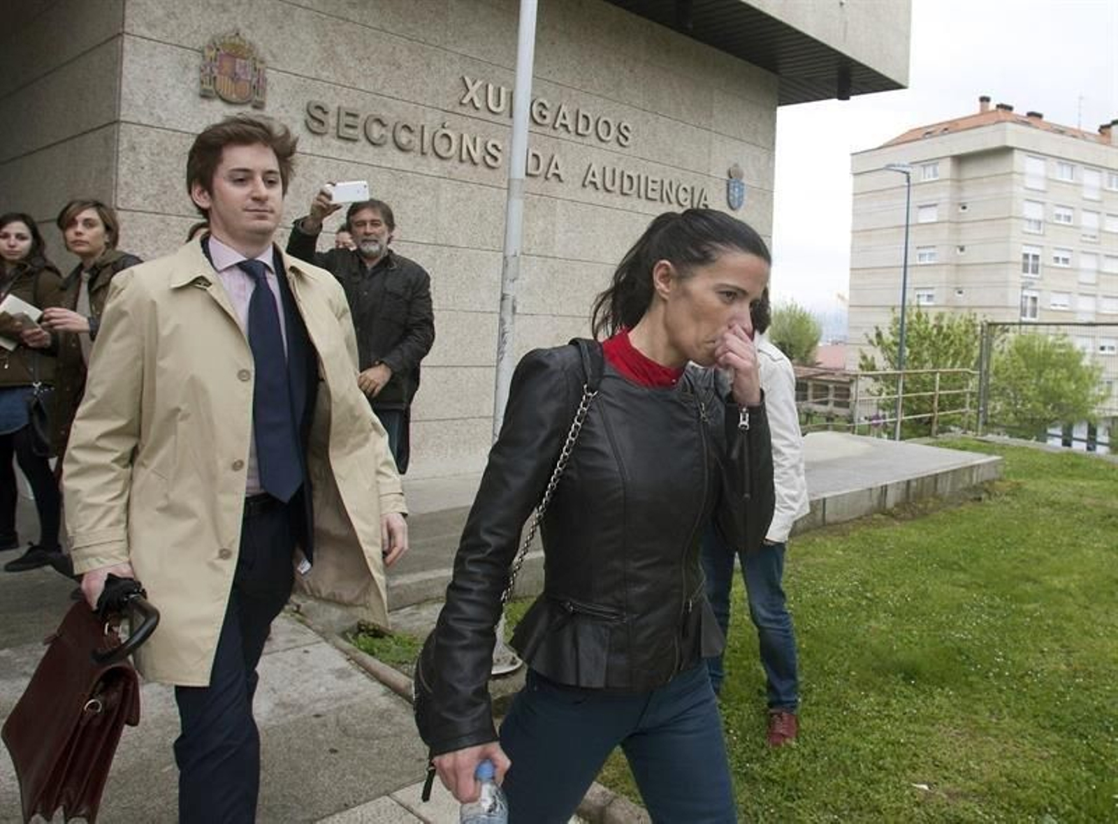 En la imagen Vanessa Falque (d), cuñada de Carmela Silva, a su salida de los juzgados. (EFE)