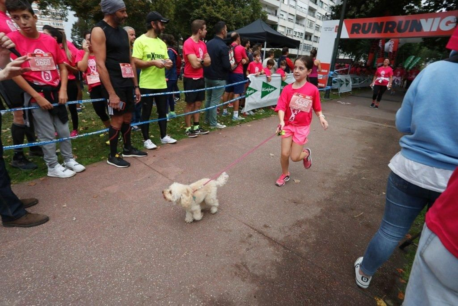 El color rosa abarrotó la Avenida de Castelao - JV Landín 090