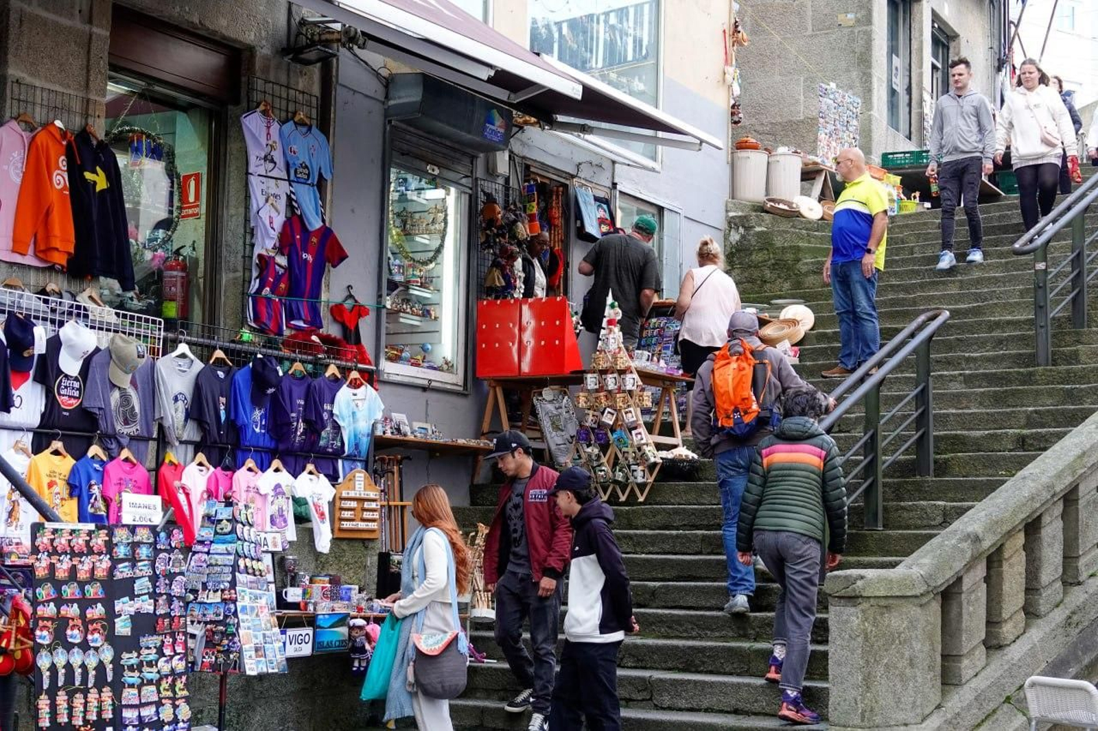 Galería | Dos gigantes del mar cierran el año en el puerto de Vigo