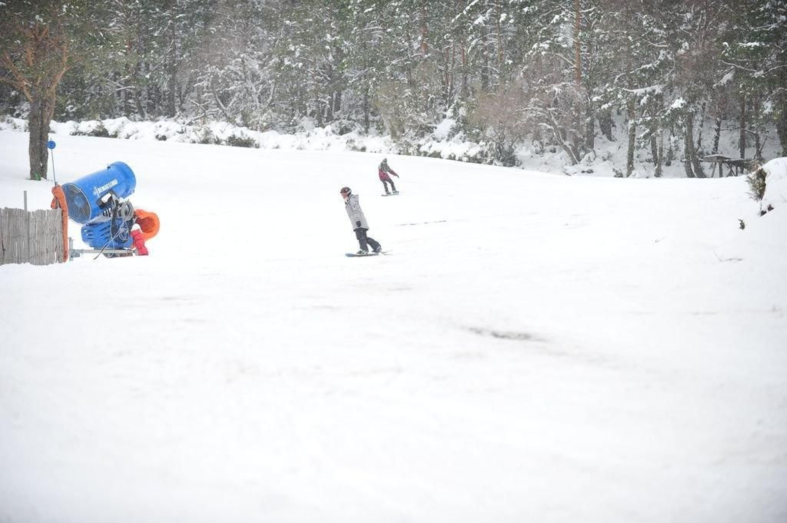 Jóvenes esquiando en Manzaneda el pasado año.