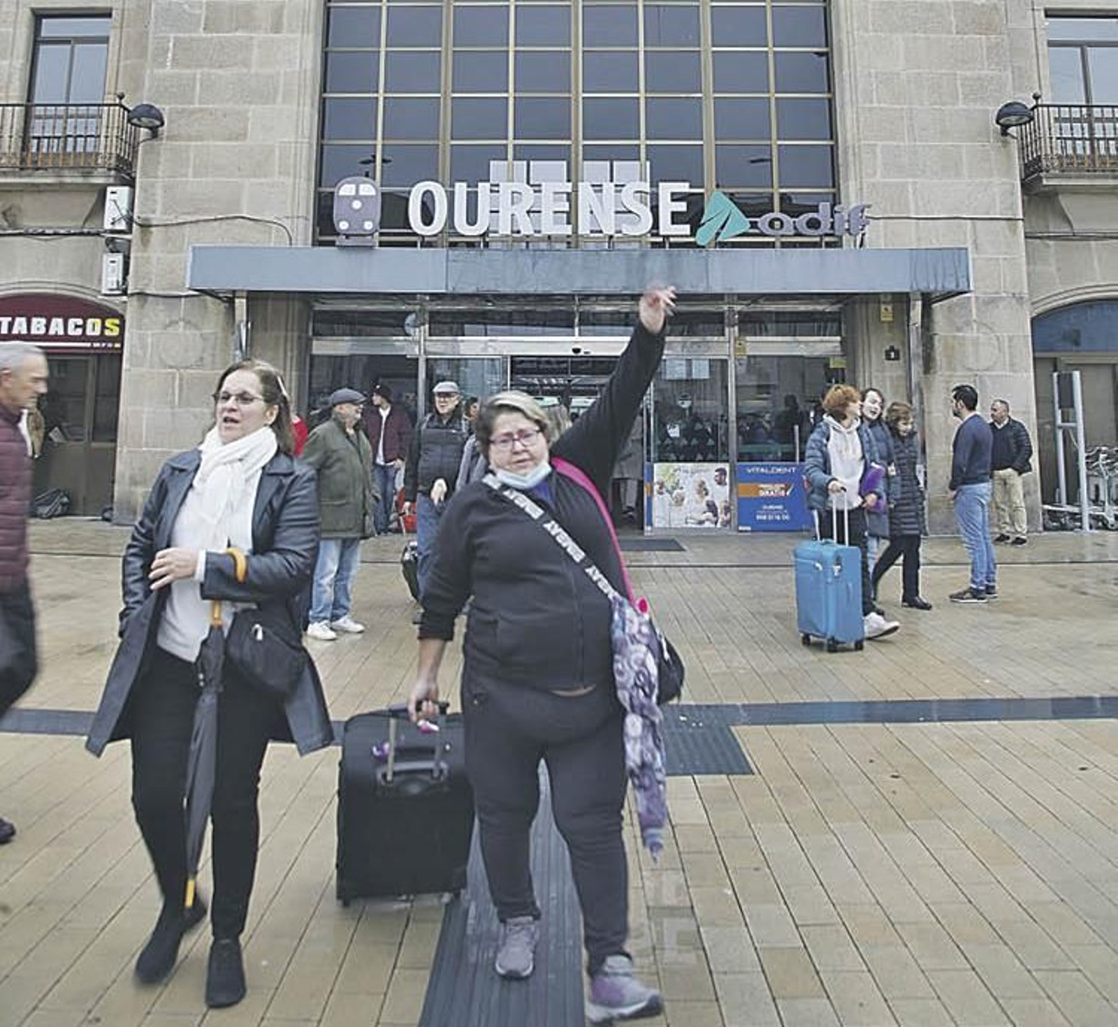 Pasajeros, llegando ayer a la estación de tren de Ourense.