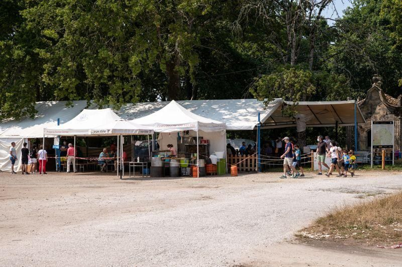 Puestos de comida en las inmediaciones del santuario (ÓSCAR PINAL).