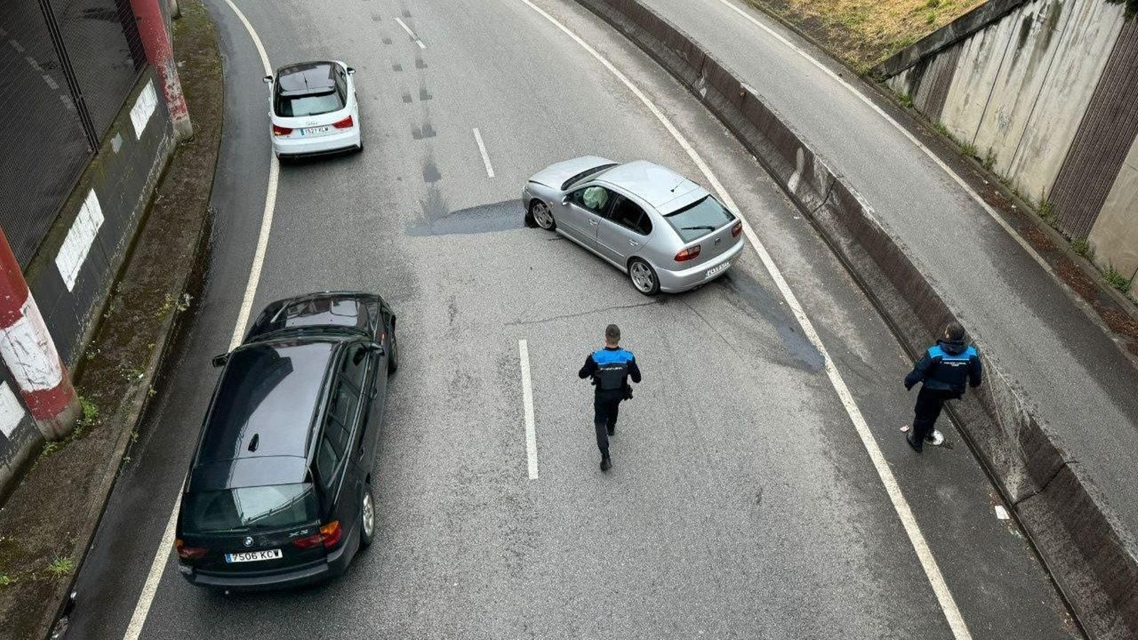 Uno de los implicados en el choque acabó atravesado en la vía y dejando restos de aceite en la calzada. // Alberte