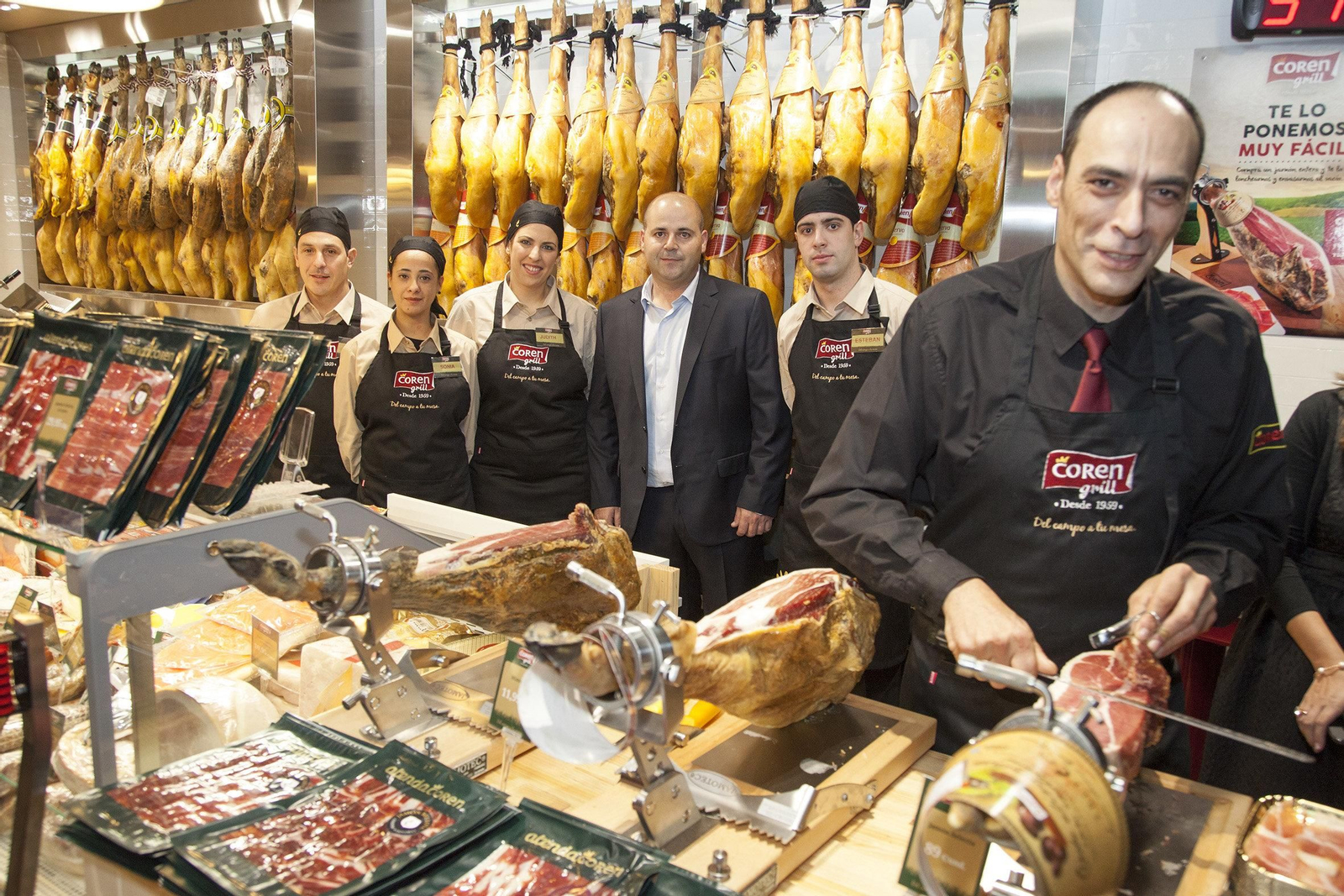José Martínez Cadabón, director de Tiendas de Coren Grill (centro), junto al equipo del establecimiento.