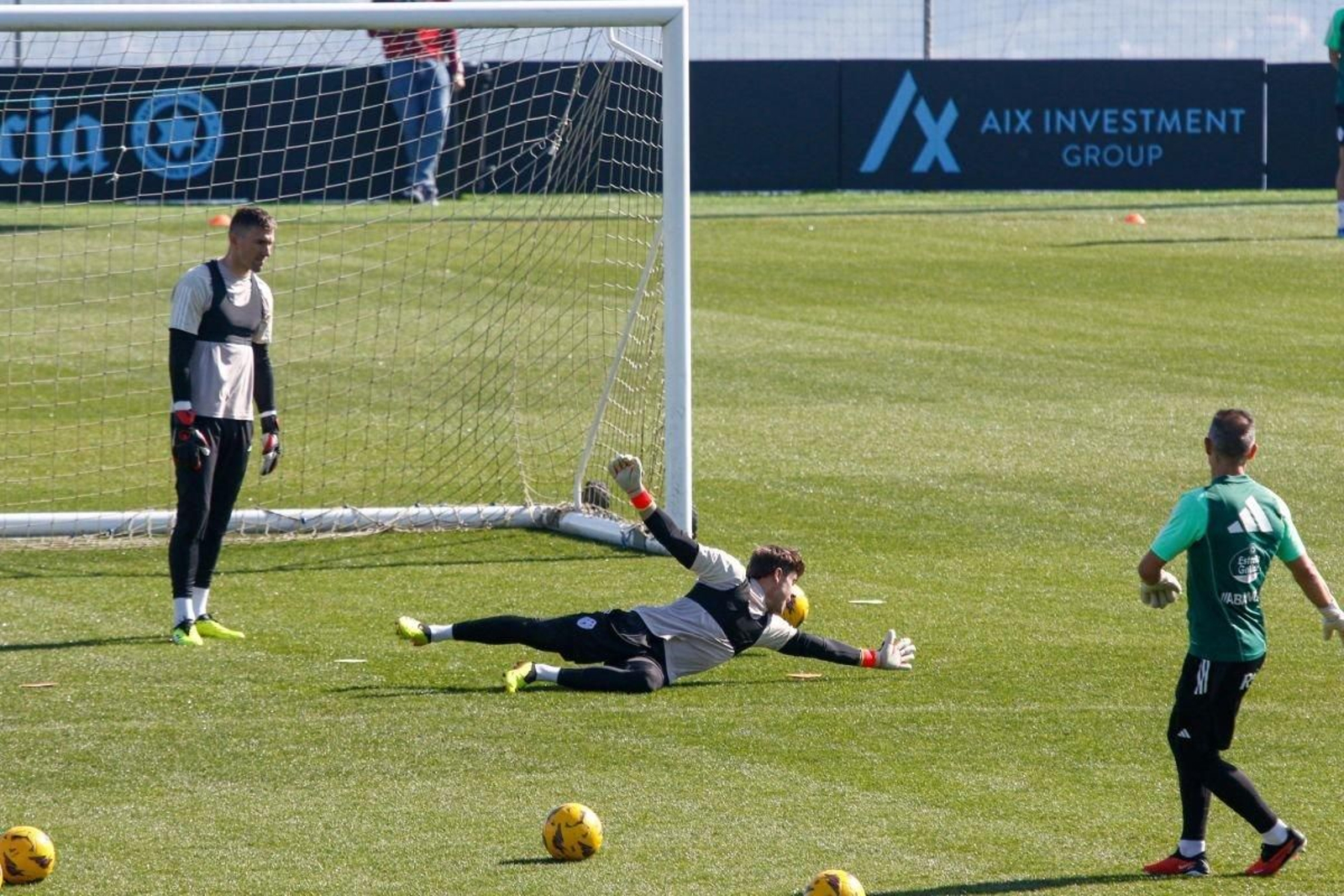 Vicente Guaita observa a un compañero ayer en Mos.