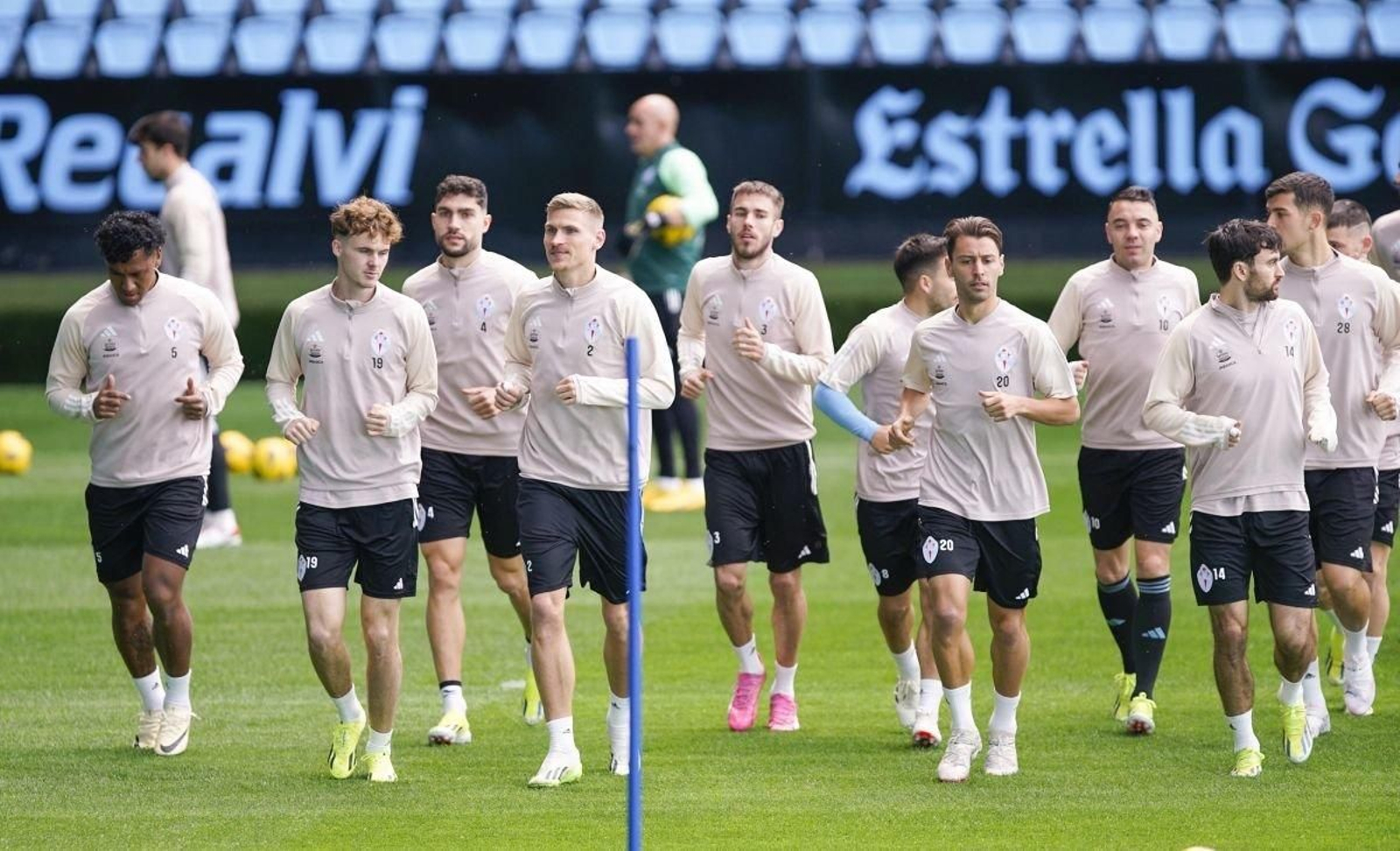 Tapia, Swedberg, Unai Núñez, Carl Starfelt, Óscar Mingueza, Fran Beltrán y Kevin Vázquez, ayer en Balaídos.