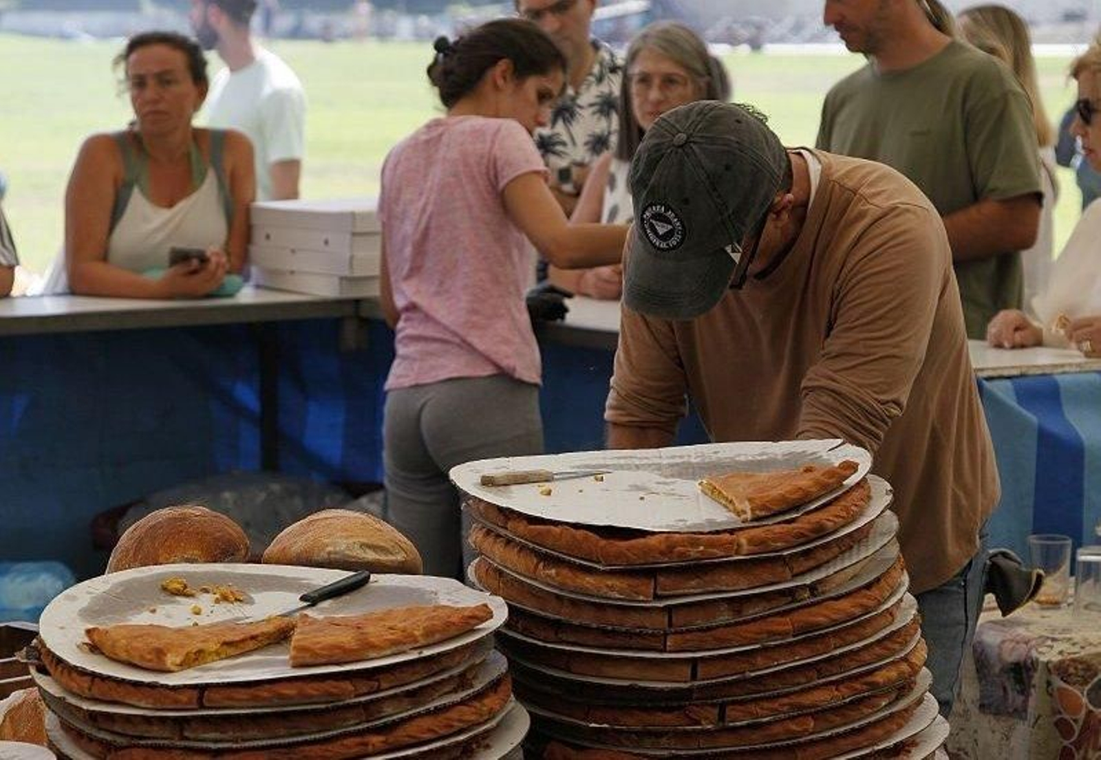 A xente non paraba de pedir empanadas nos postos do Campo de Vilanova.