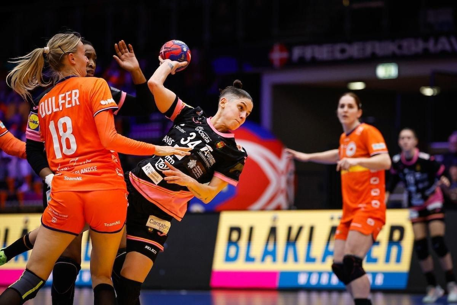 La gallega Alicia Fernández se dispone a lanzar a puerta en el partido de ayer contra Países Bajos.